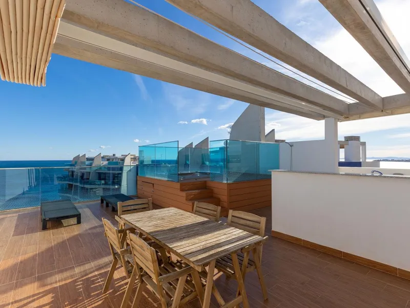 PENTHOUSE WITH SEA VIEWS IN 'SEA SENSE' WITH PRIVATE SOLARIUM. 2 BEDROOMS. 2 BATHROOMS. GARAGE + STORAGE INCLUDED.