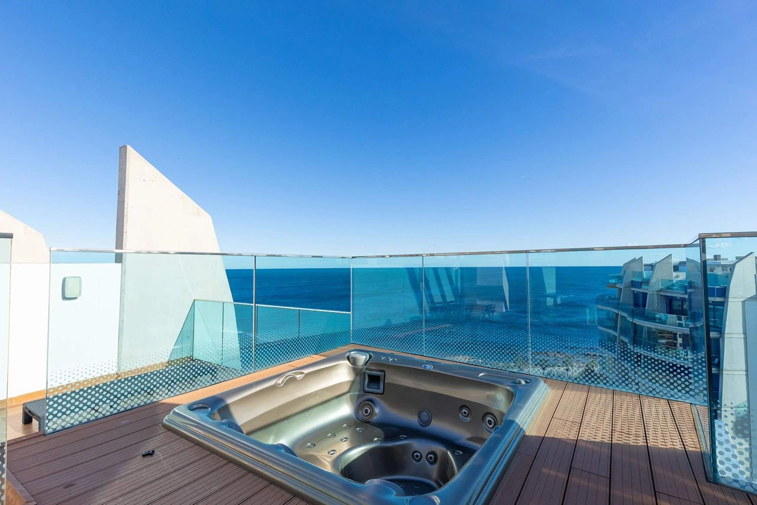 PENTHOUSE WITH SEA VIEWS IN 'SEA SENSE' WITH PRIVATE SOLARIUM. 2 BEDROOMS. 2 BATHROOMS. GARAGE + STORAGE INCLUDED.
