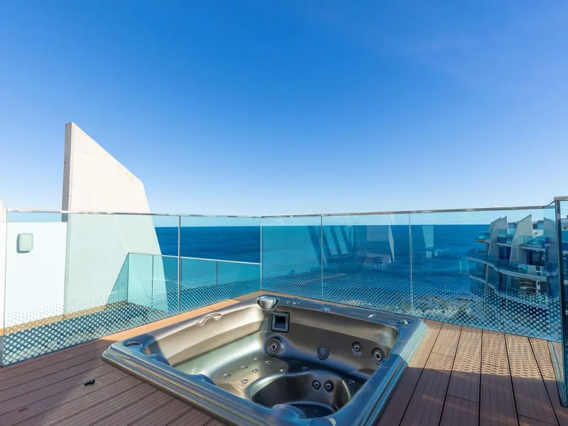 PENTHOUSE WITH SEA VIEWS IN 'SEA SENSE' WITH PRIVATE SOLARIUM. 2 BEDROOMS. 2 BATHROOMS. GARAGE + STORAGE INCLUDED.