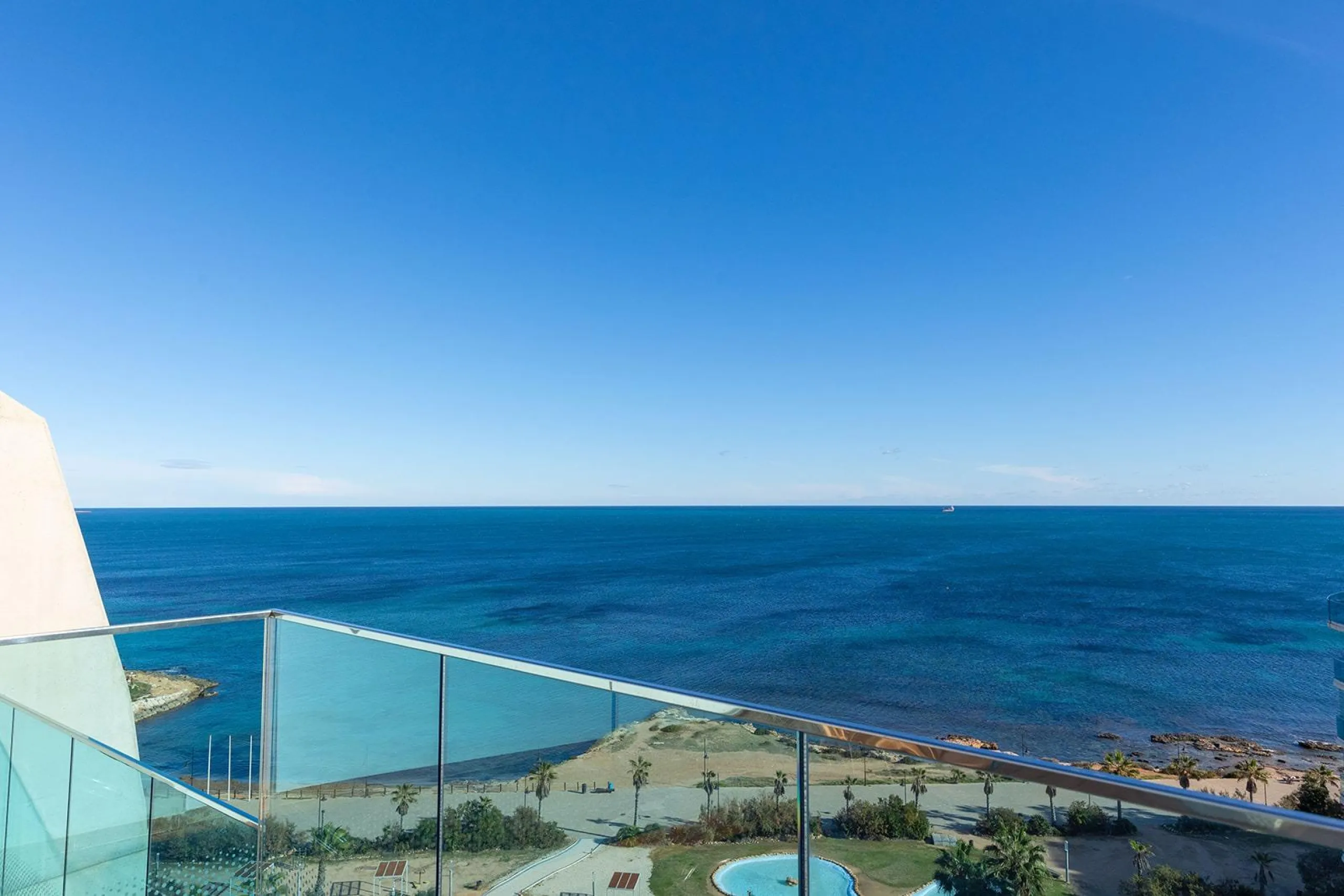 PENTHOUSE WITH SEA VIEWS IN 'SEA SENSE' WITH PRIVATE SOLARIUM. 2 BEDROOMS. 2 BATHROOMS. GARAGE + STORAGE INCLUDED.