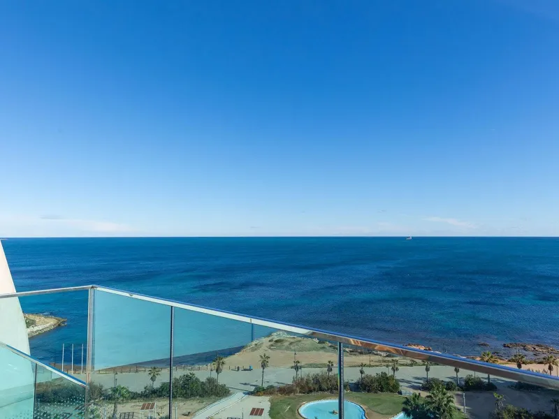 PENTHOUSE WITH SEA VIEWS IN 'SEA SENSE' WITH PRIVATE SOLARIUM. 2 BEDROOMS. 2 BATHROOMS. GARAGE + STORAGE INCLUDED.