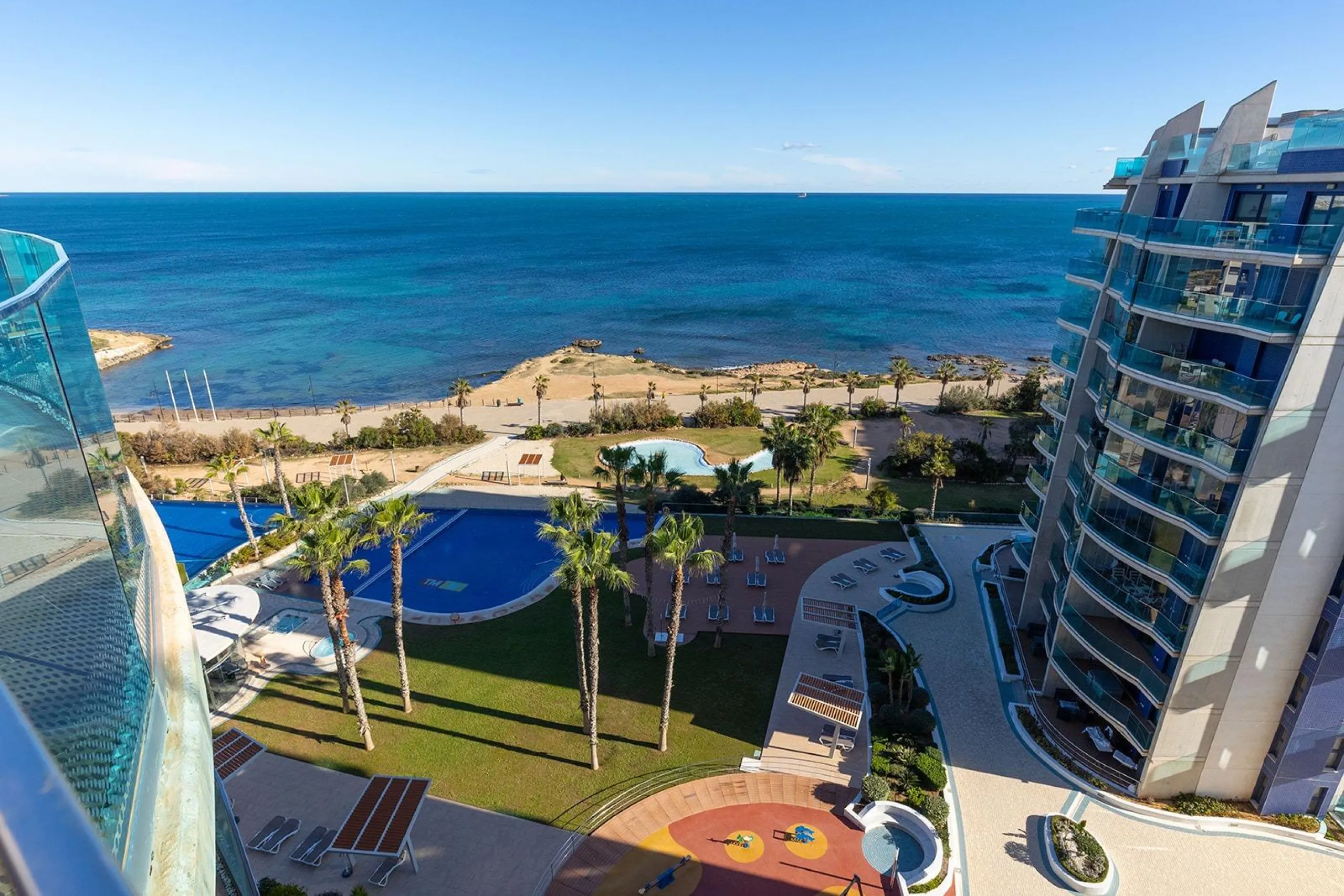 PENTHOUSE WITH SEA VIEWS IN 'SEA SENSE' WITH PRIVATE SOLARIUM. 2 BEDROOMS. 2 BATHROOMS. GARAGE + STORAGE INCLUDED.