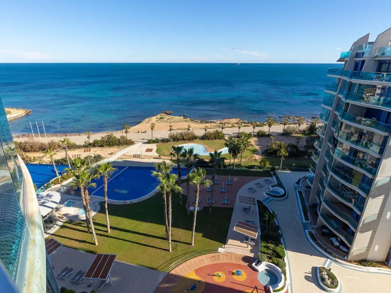PENTHOUSE WITH SEA VIEWS IN 'SEA SENSE' WITH PRIVATE SOLARIUM. 2 BEDROOMS. 2 BATHROOMS. GARAGE + STORAGE INCLUDED.