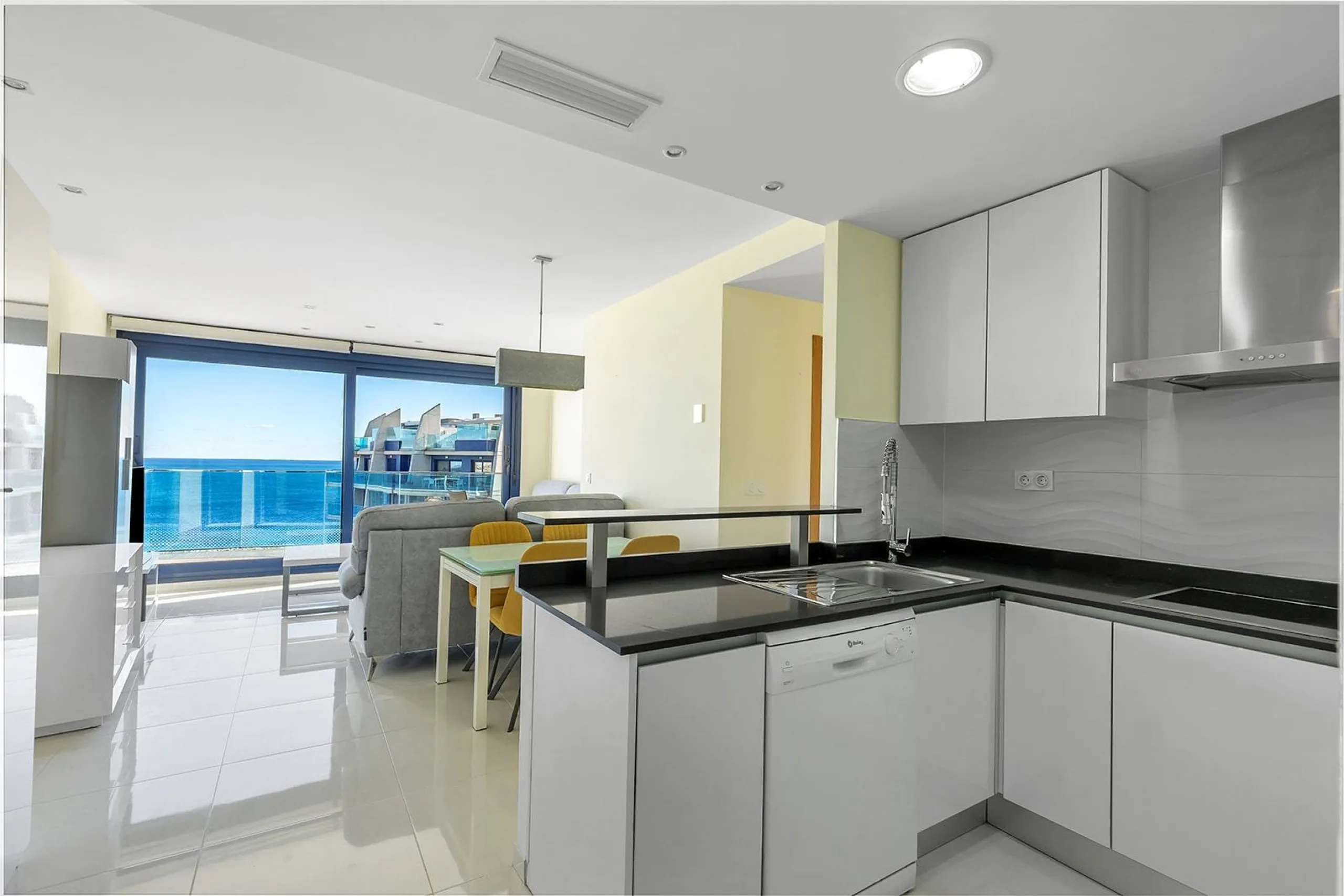 PENTHOUSE WITH SEA VIEWS IN 'SEA SENSE' WITH PRIVATE SOLARIUM. 2 BEDROOMS. 2 BATHROOMS. GARAGE + STORAGE INCLUDED.