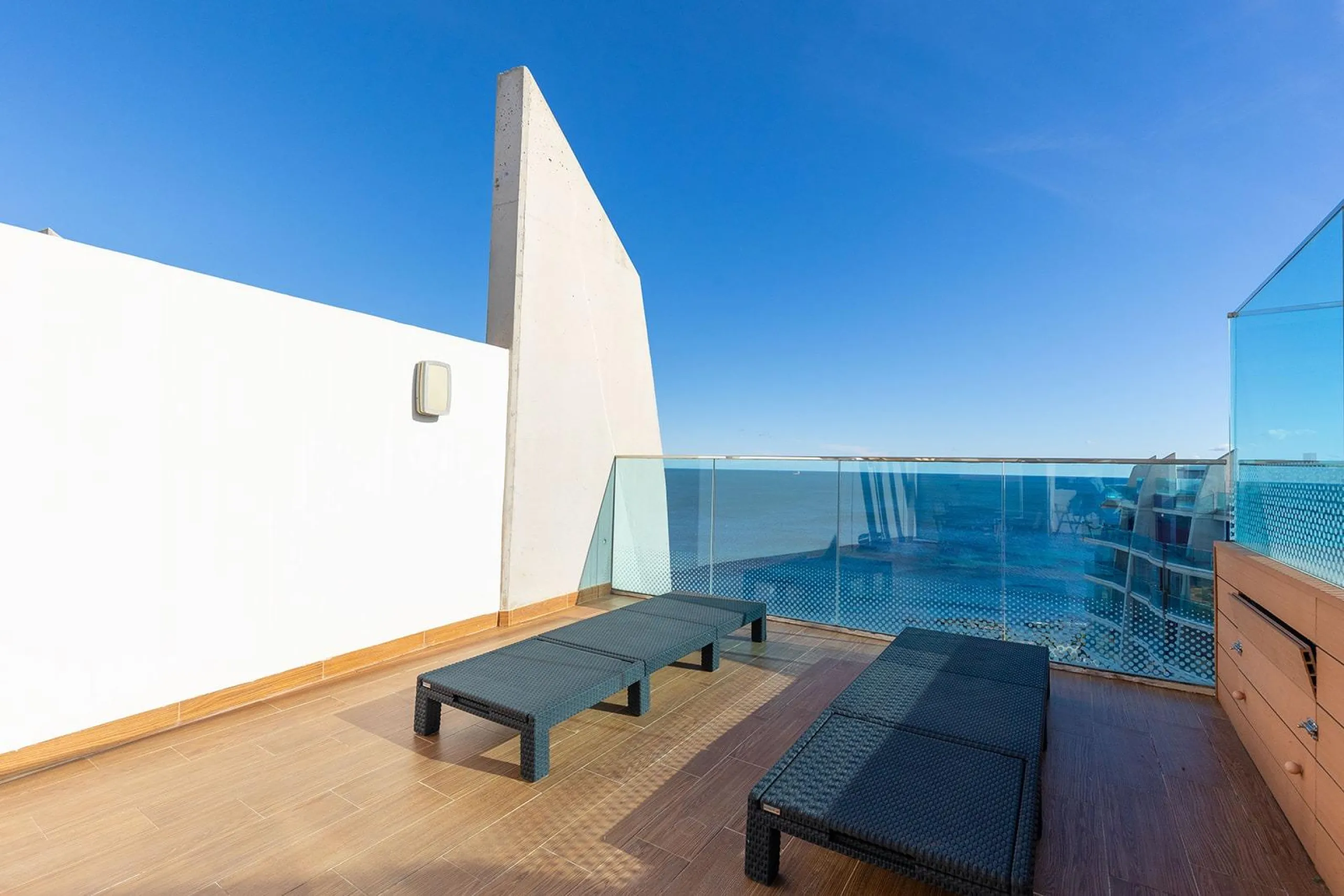 PENTHOUSE WITH SEA VIEWS IN 'SEA SENSE' WITH PRIVATE SOLARIUM. 2 BEDROOMS. 2 BATHROOMS. GARAGE + STORAGE INCLUDED.
