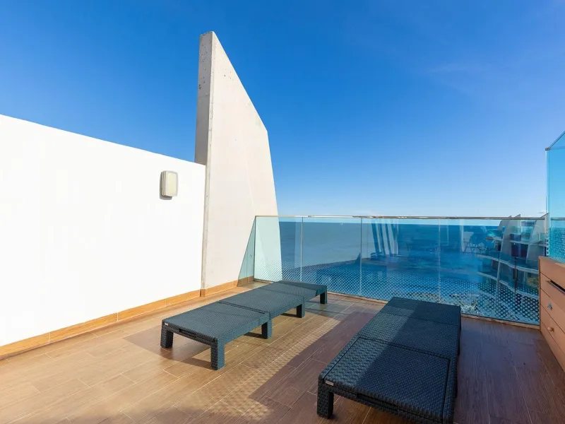 PENTHOUSE WITH SEA VIEWS IN 'SEA SENSE' WITH PRIVATE SOLARIUM. 2 BEDROOMS. 2 BATHROOMS. GARAGE + STORAGE INCLUDED.