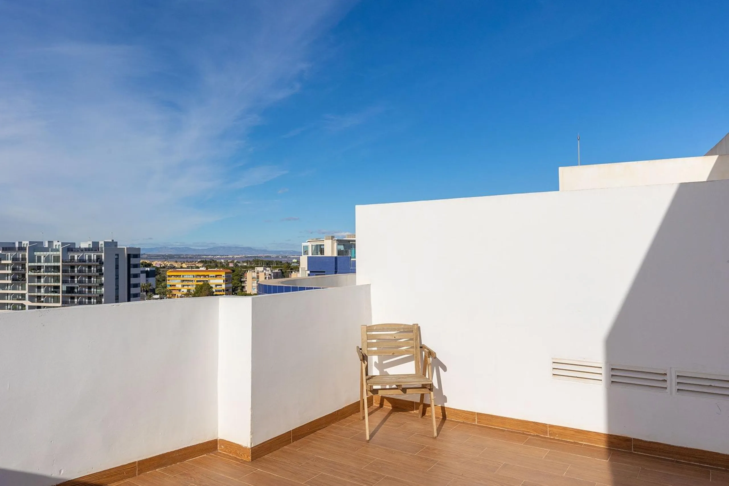 PENTHOUSE WITH SEA VIEWS IN 'SEA SENSE' WITH PRIVATE SOLARIUM. 2 BEDROOMS. 2 BATHROOMS. GARAGE + STORAGE INCLUDED.