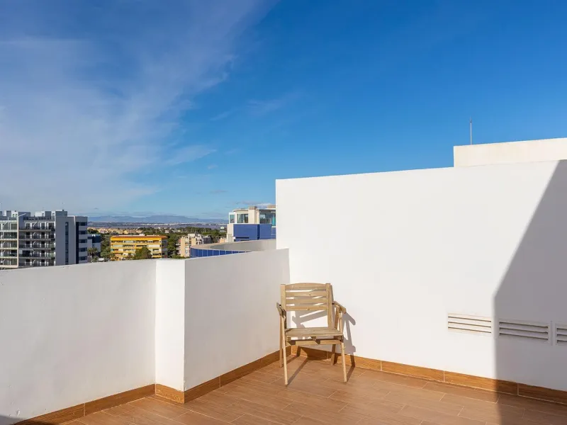 PENTHOUSE WITH SEA VIEWS IN 'SEA SENSE' WITH PRIVATE SOLARIUM. 2 BEDROOMS. 2 BATHROOMS. GARAGE + STORAGE INCLUDED.