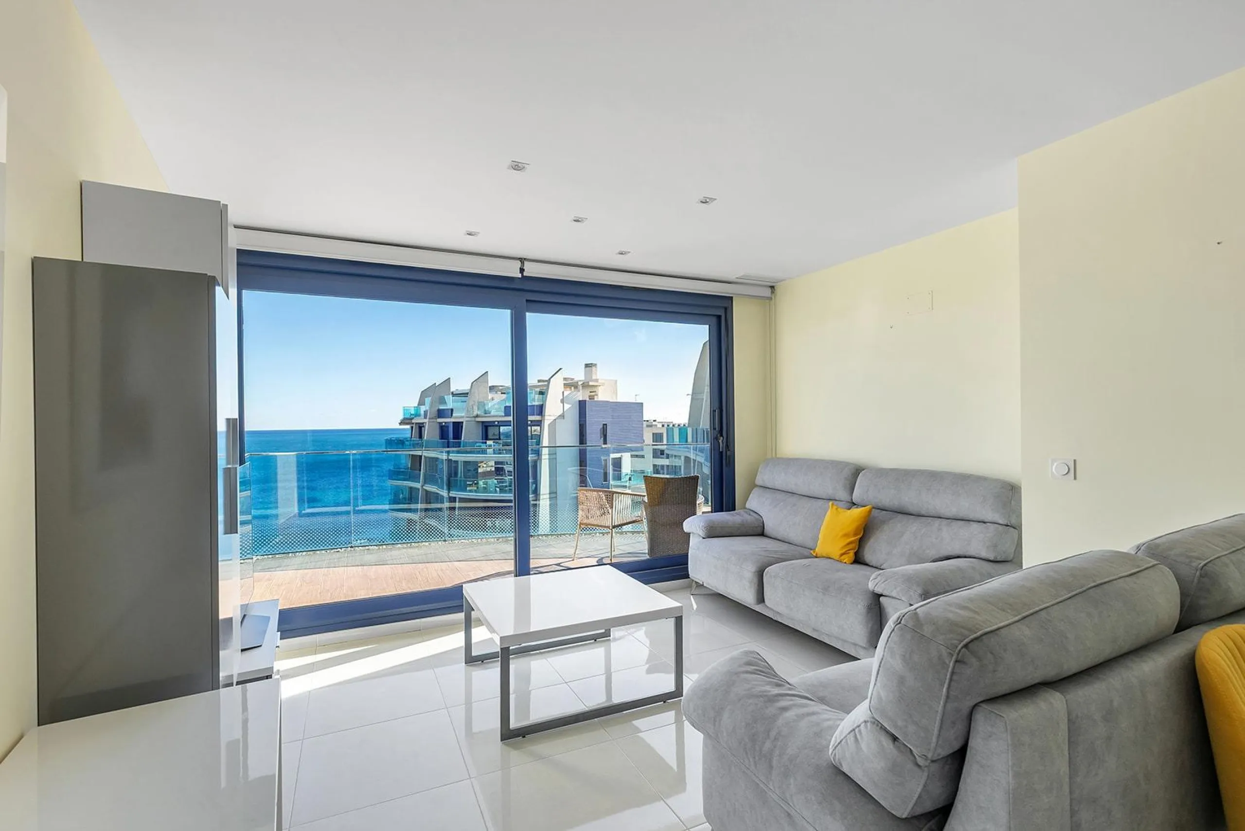 PENTHOUSE WITH SEA VIEWS IN 'SEA SENSE' WITH PRIVATE SOLARIUM. 2 BEDROOMS. 2 BATHROOMS. GARAGE + STORAGE INCLUDED.