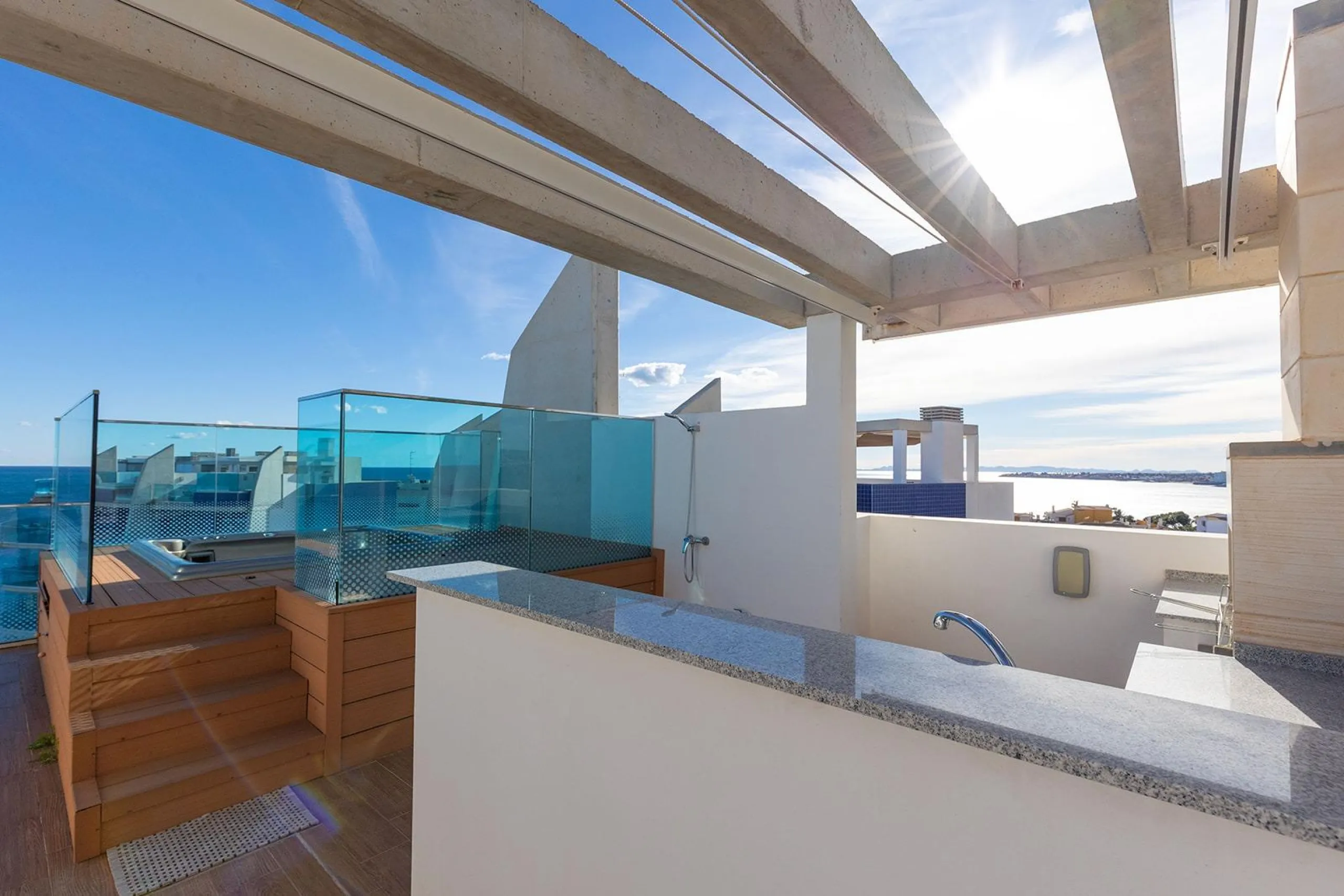 PENTHOUSE WITH SEA VIEWS IN 'SEA SENSE' WITH PRIVATE SOLARIUM. 2 BEDROOMS. 2 BATHROOMS. GARAGE + STORAGE INCLUDED.