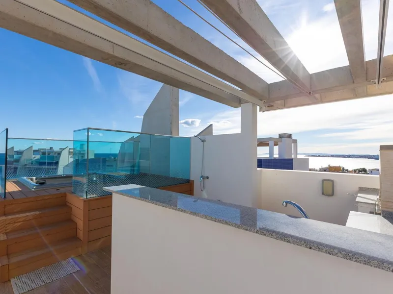 PENTHOUSE WITH SEA VIEWS IN 'SEA SENSE' WITH PRIVATE SOLARIUM. 2 BEDROOMS. 2 BATHROOMS. GARAGE + STORAGE INCLUDED.