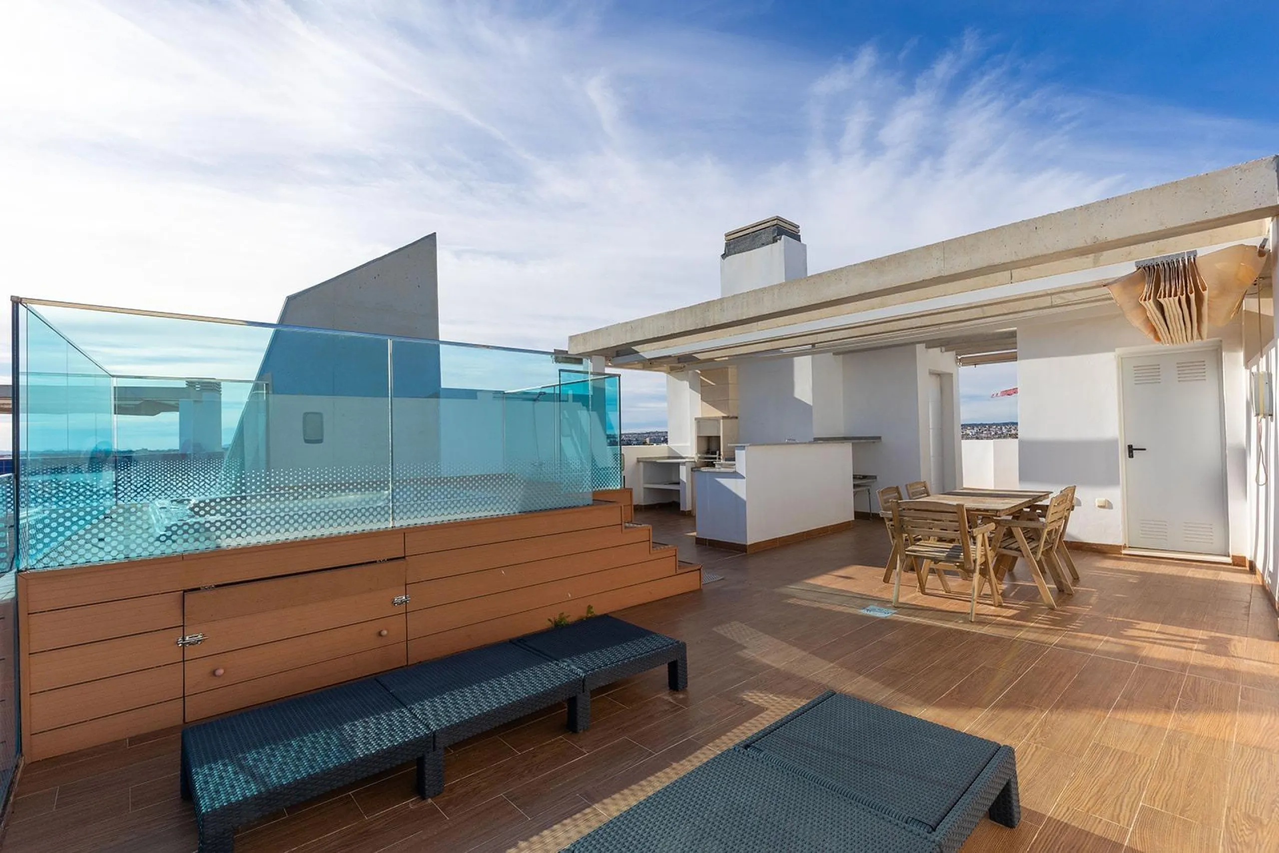 PENTHOUSE WITH SEA VIEWS IN 'SEA SENSE' WITH PRIVATE SOLARIUM. 2 BEDROOMS. 2 BATHROOMS. GARAGE + STORAGE INCLUDED.