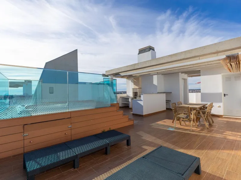 PENTHOUSE WITH SEA VIEWS IN 'SEA SENSE' WITH PRIVATE SOLARIUM. 2 BEDROOMS. 2 BATHROOMS. GARAGE + STORAGE INCLUDED.
