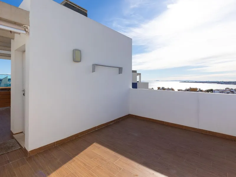 PENTHOUSE WITH SEA VIEWS IN 'SEA SENSE' WITH PRIVATE SOLARIUM. 2 BEDROOMS. 2 BATHROOMS. GARAGE + STORAGE INCLUDED.