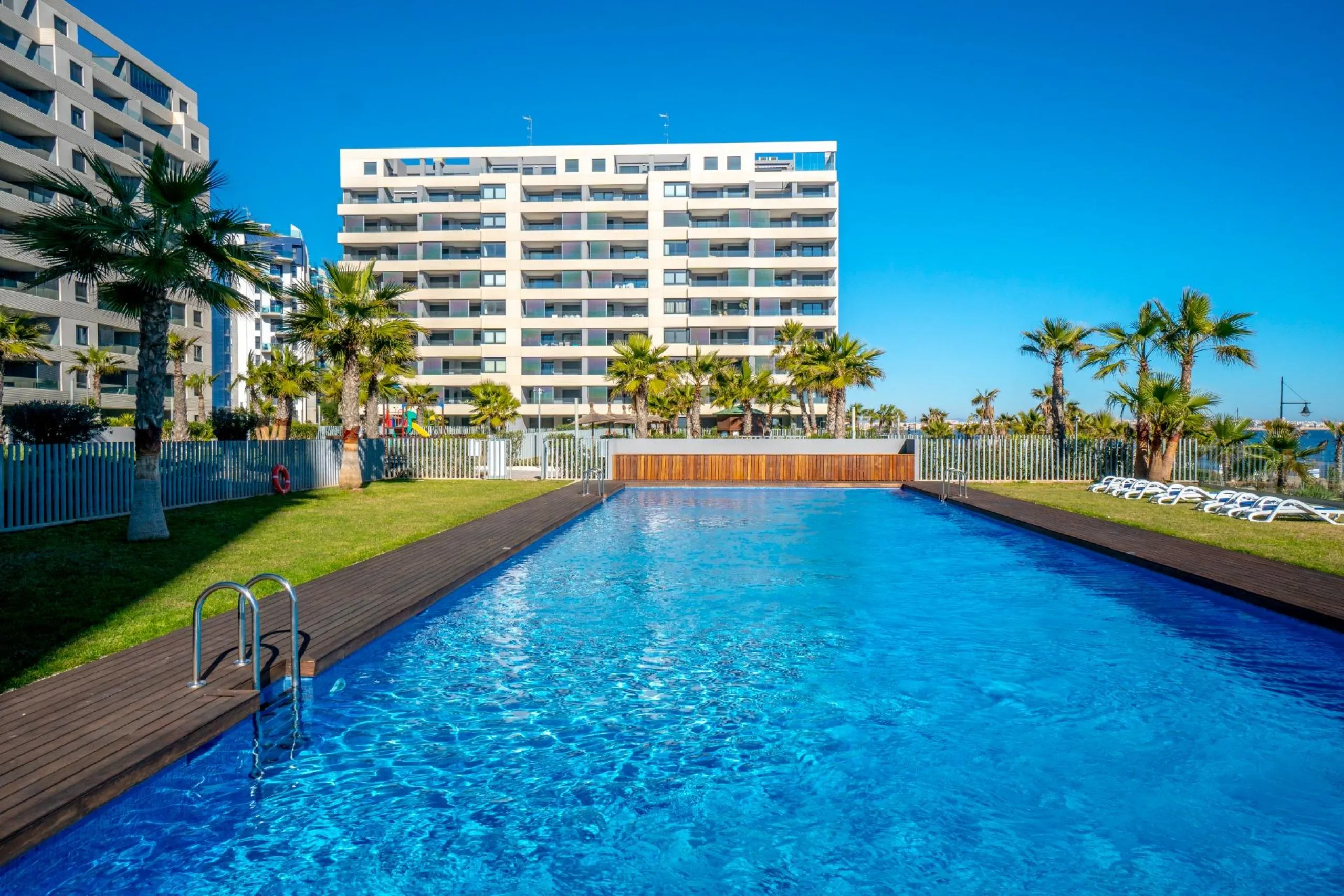 PENTHOUSE WITH SEA VIEWS IN PANORAMA MAR 3 BED. 2 BATHS. GARAGE + STORAGE INCLUDED. AREA OF 139 M2.
