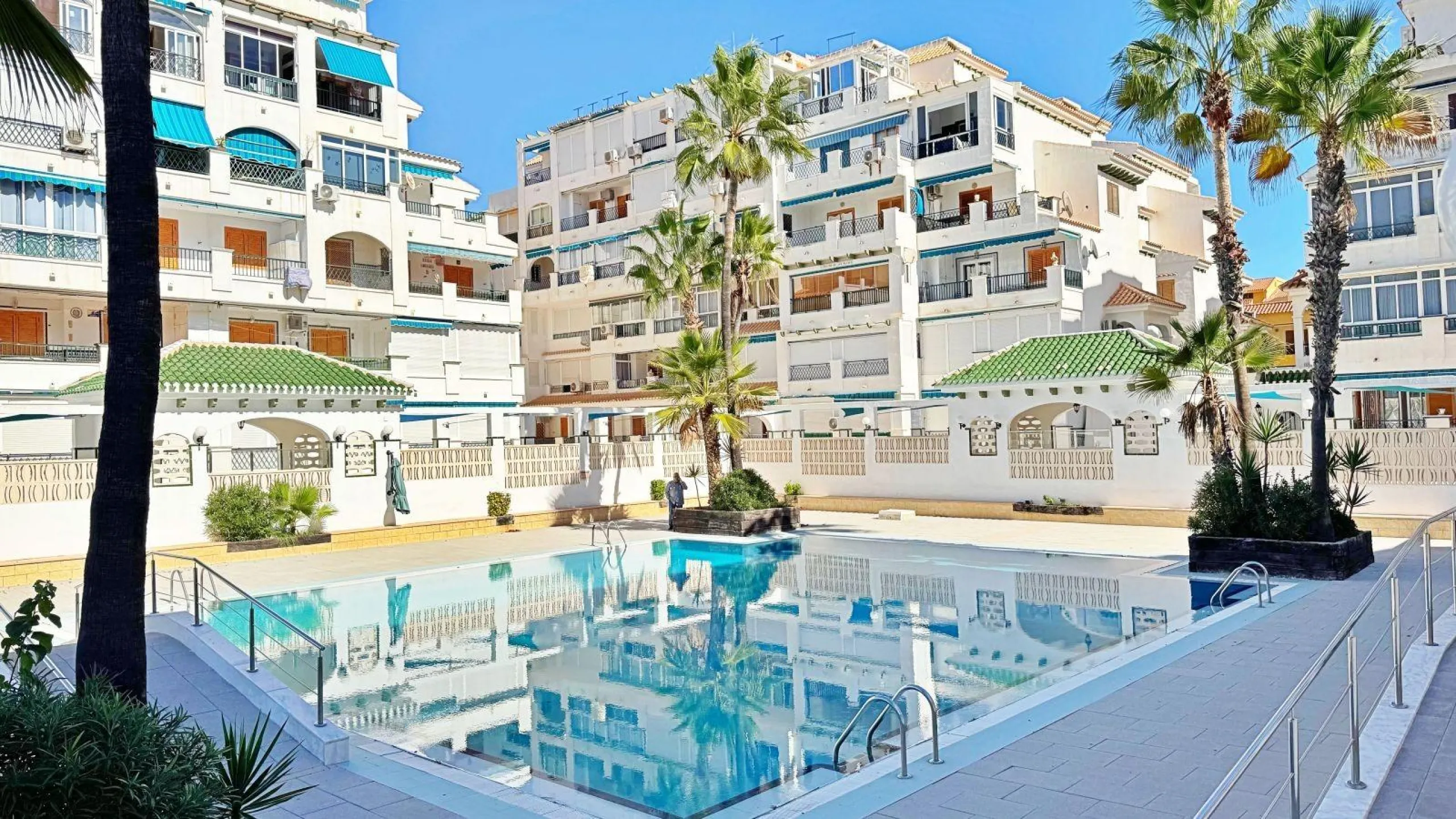 APARTMENT WITH LARGE TERRACE AND COMMUNITY SWIMMING POOL IN LA MATA. 1 BED. 1 BATH. AREA OF 45 M2.