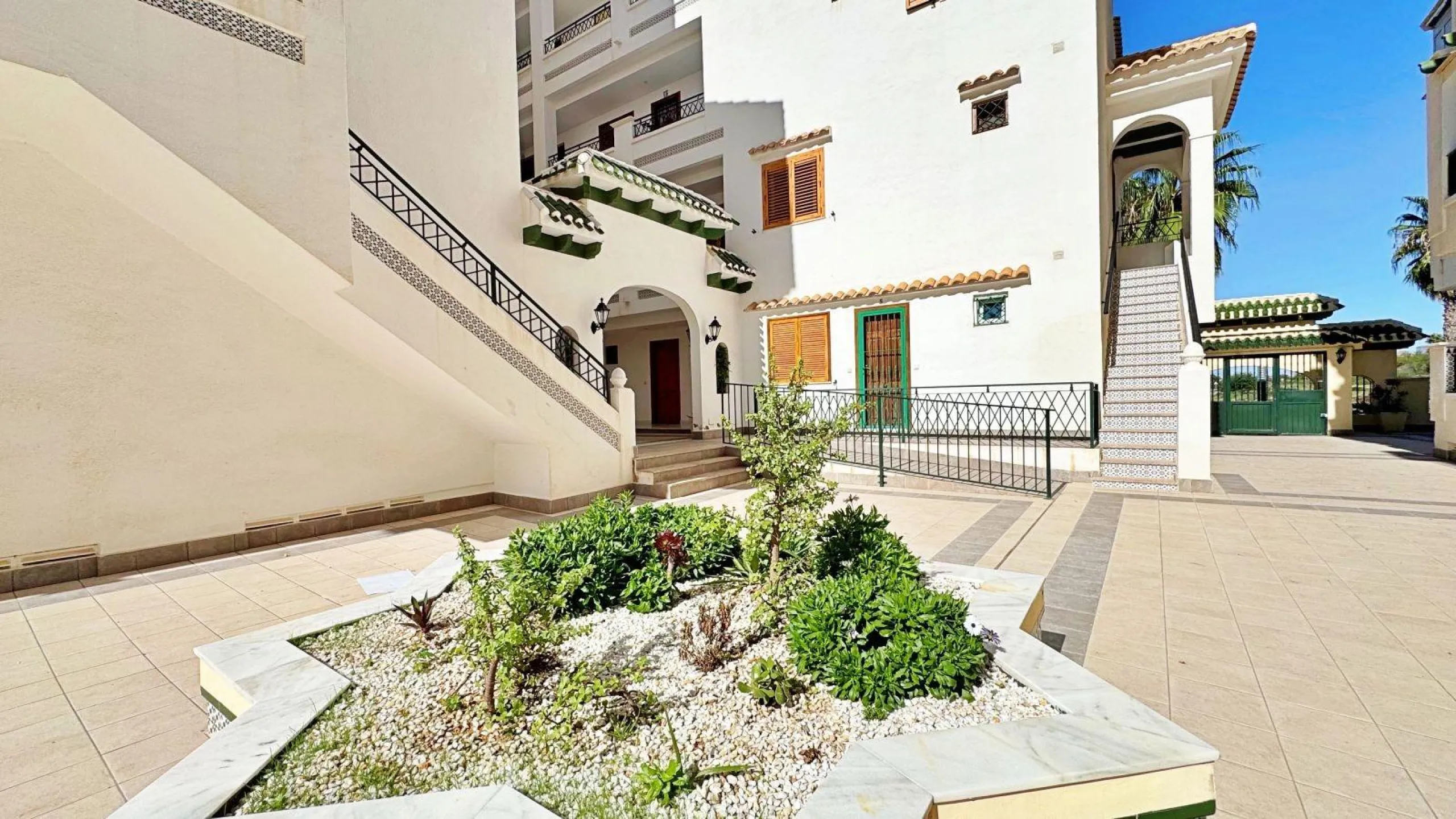APARTMENT WITH LARGE TERRACE AND COMMUNITY SWIMMING POOL IN LA MATA. 1 BED. 1 BATH. AREA OF 45 M2.