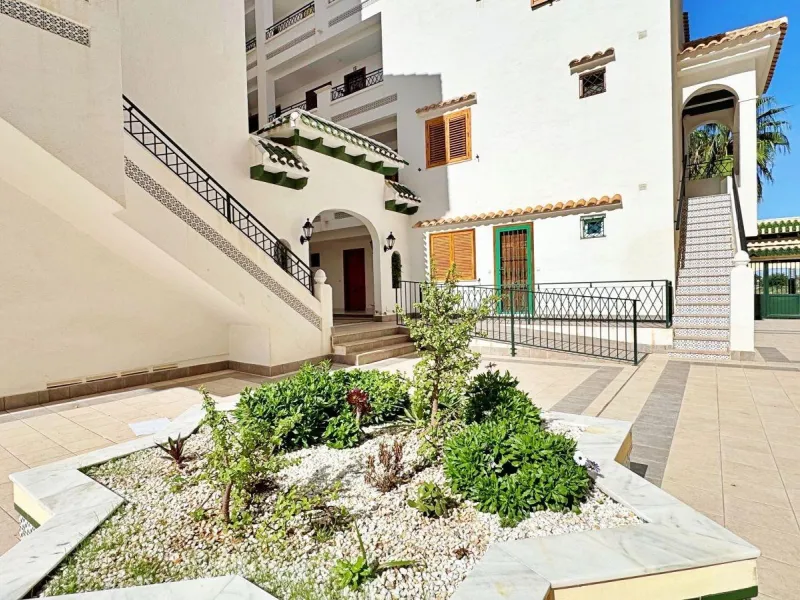APARTMENT WITH LARGE TERRACE AND COMMUNITY SWIMMING POOL IN LA MATA. 1 BED. 1 BATH. AREA OF 45 M2.
