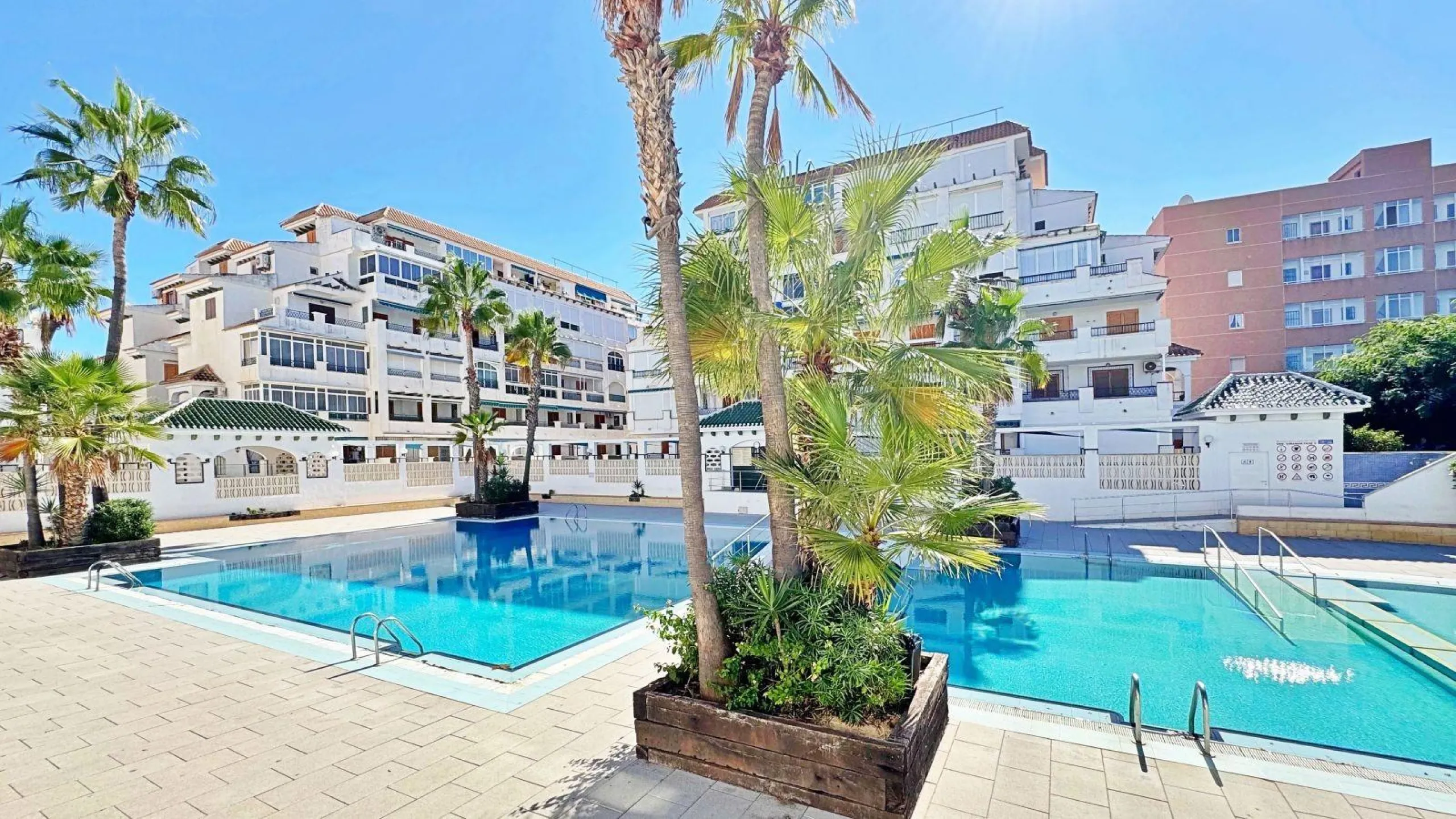 APARTMENT WITH LARGE TERRACE AND COMMUNITY SWIMMING POOL IN LA MATA. 1 BED. 1 BATH. AREA OF 45 M2.