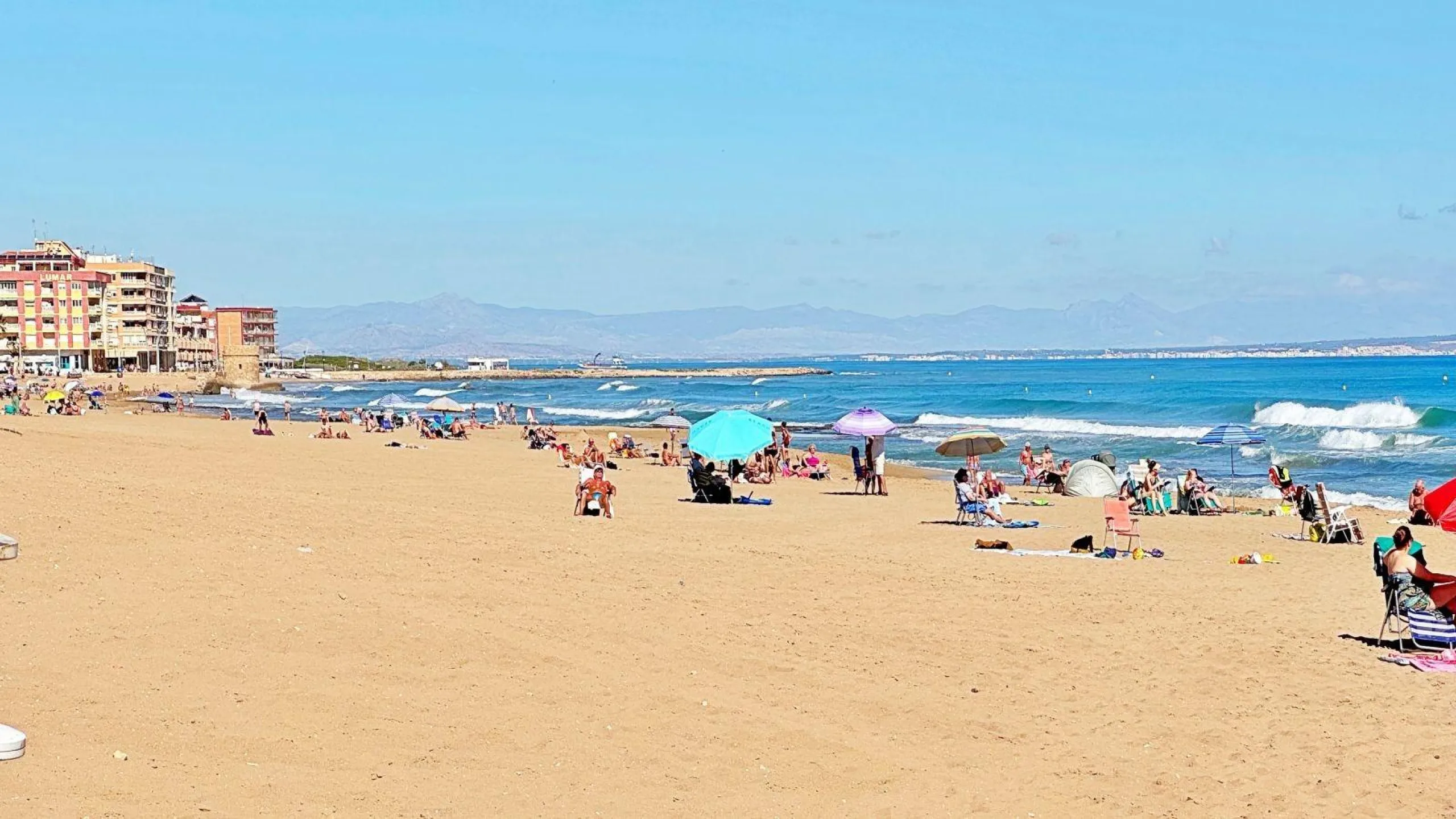 APARTMENT WITH LARGE TERRACE AND COMMUNITY SWIMMING POOL IN LA MATA. 1 BED. 1 BATH. AREA OF 45 M2.