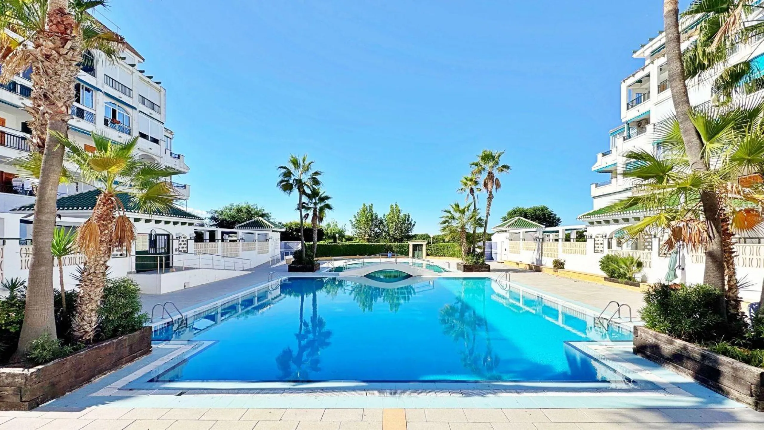 APARTMENT WITH LARGE TERRACE AND COMMUNITY SWIMMING POOL IN LA MATA. 1 BED. 1 BATH. AREA OF 45 M2.