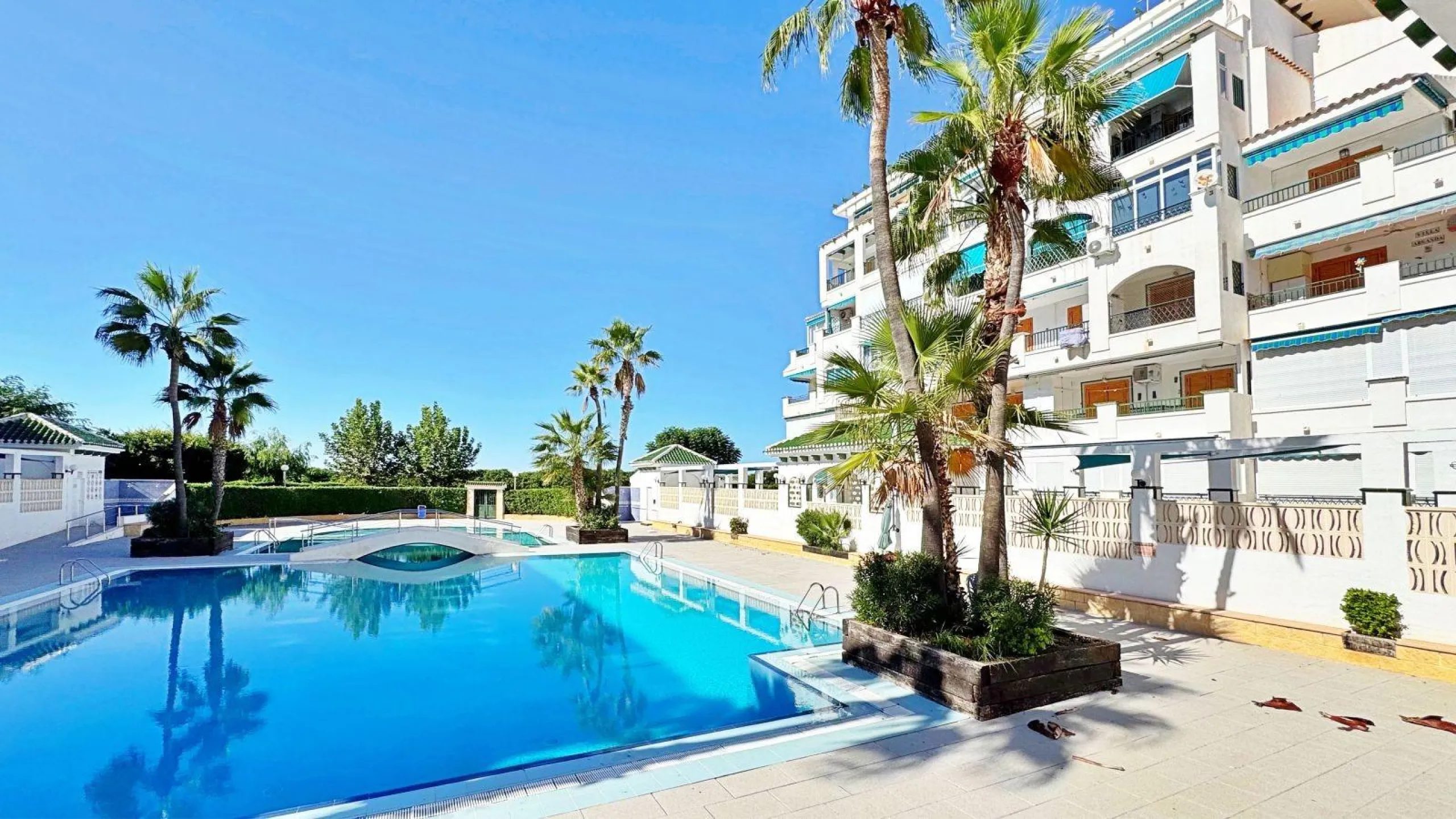 APARTMENT WITH LARGE TERRACE AND COMMUNITY SWIMMING POOL IN LA MATA. 1 BED. 1 BATH. AREA OF 45 M2.