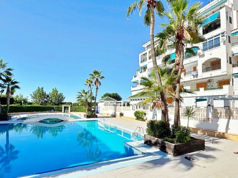 APARTMENT WITH LARGE TERRACE AND COMMUNITY SWIMMING POOL IN LA MATA. 1 BED. 1 BATH. AREA OF 45 M2.