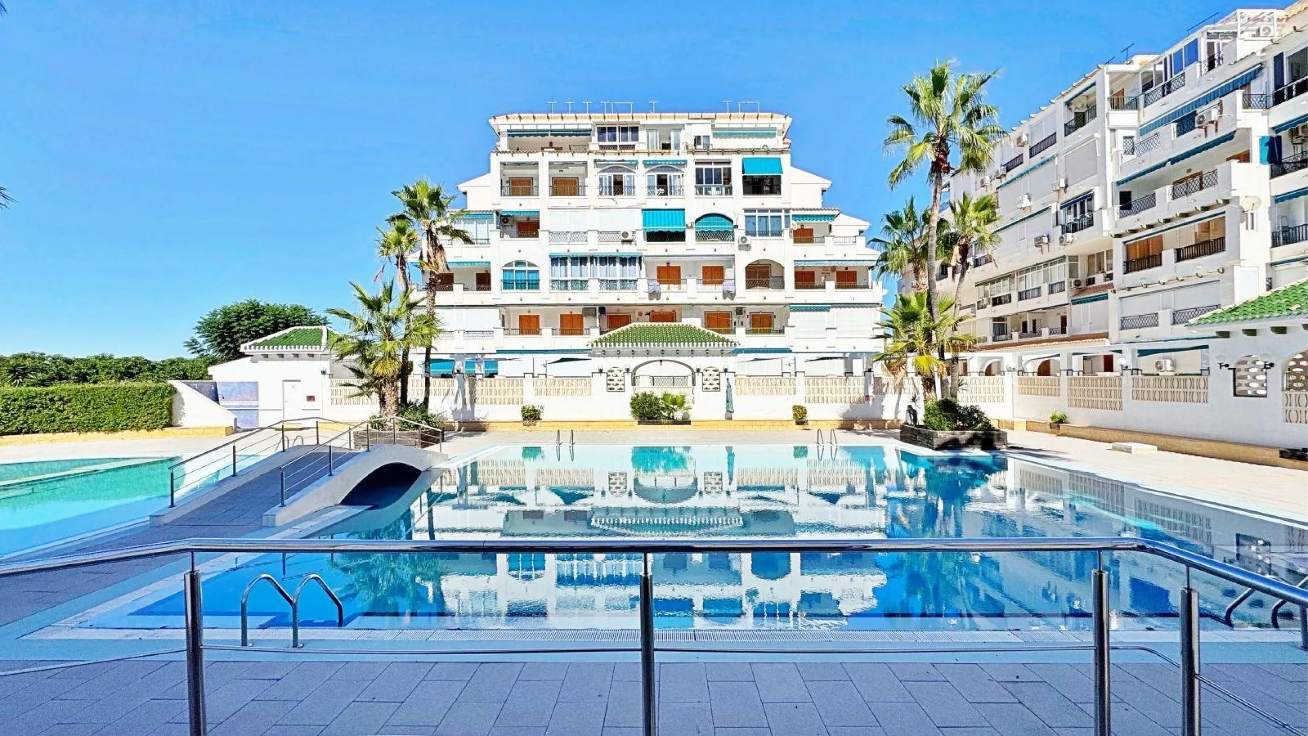 APARTMENT WITH LARGE TERRACE AND COMMUNITY SWIMMING POOL IN LA MATA. 1 BED. 1 BATH. AREA OF 45 M2.