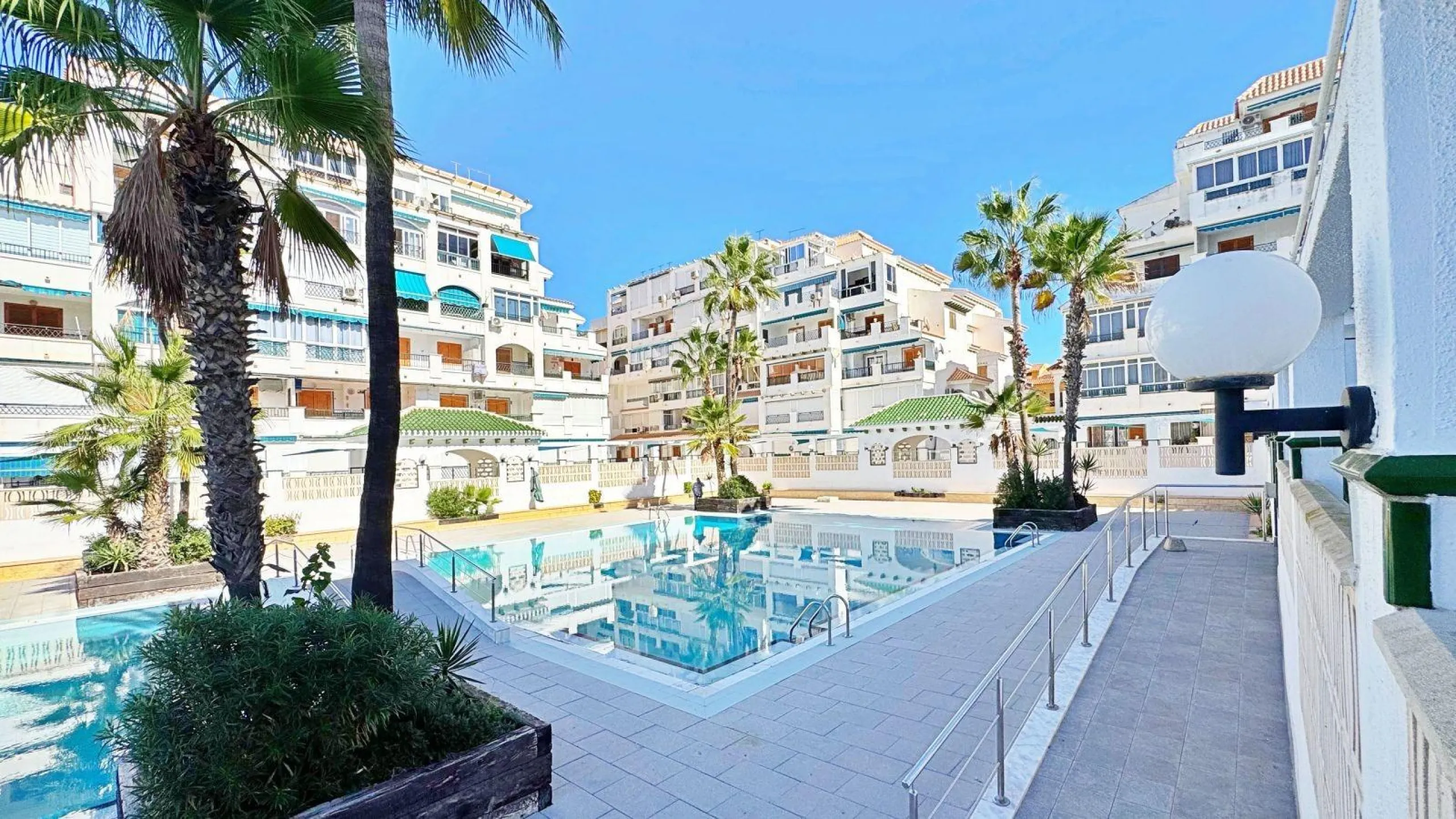 APARTMENT WITH LARGE TERRACE AND COMMUNITY SWIMMING POOL IN LA MATA. 1 BED. 1 BATH. AREA OF 45 M2.