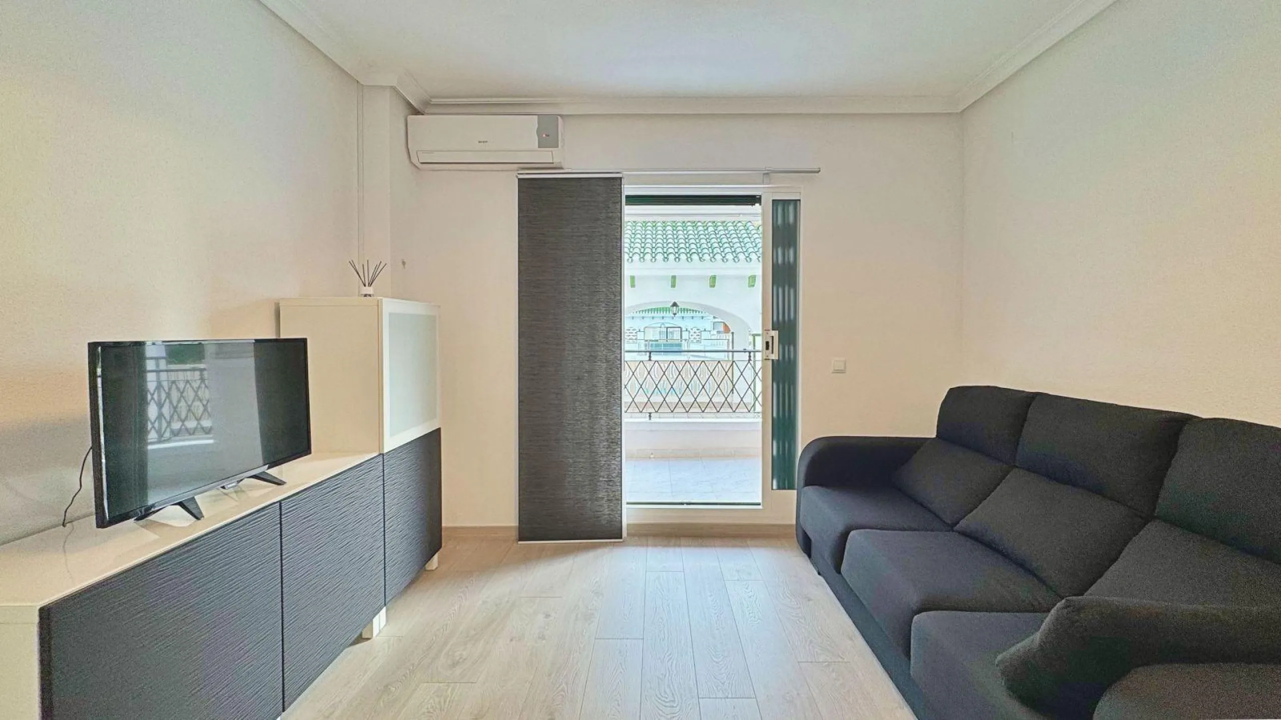 APARTMENT WITH LARGE TERRACE AND COMMUNITY SWIMMING POOL IN LA MATA. 1 BED. 1 BATH. AREA OF 45 M2.