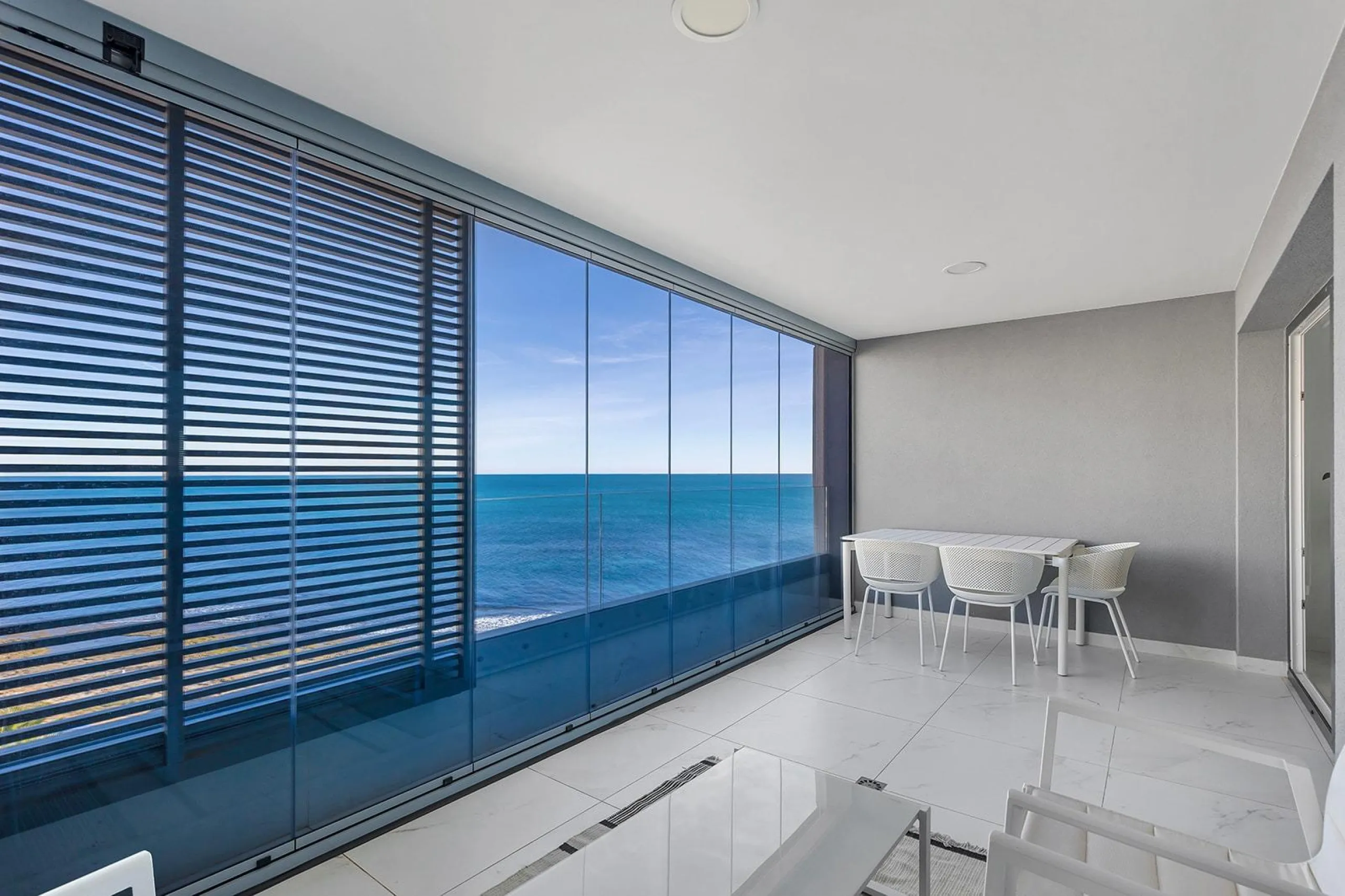 APARTMENT WITH SEA VIEWS AND DOUBLE ORIENTATION IN POSIDONIA WITH GARAGE + STORAGE INCLUDED. 2 BEDROOMS. 2 BATHROOMS.
