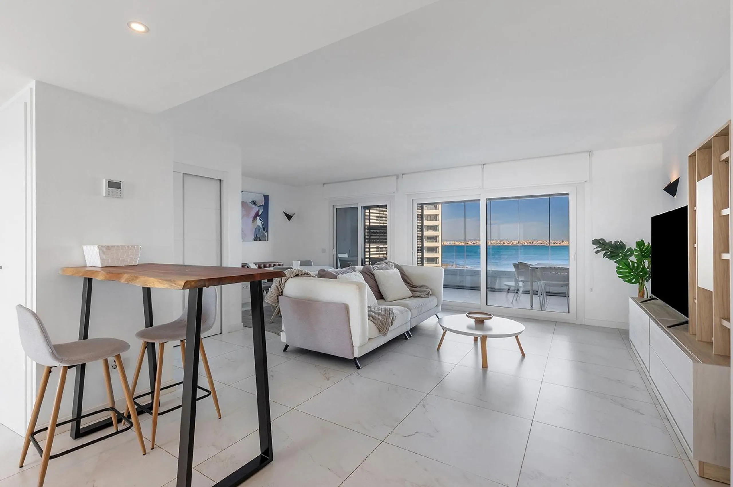 APARTMENT WITH SEA VIEWS AND DOUBLE ORIENTATION IN POSIDONIA WITH GARAGE + STORAGE INCLUDED. 2 BEDROOMS. 2 BATHROOMS.