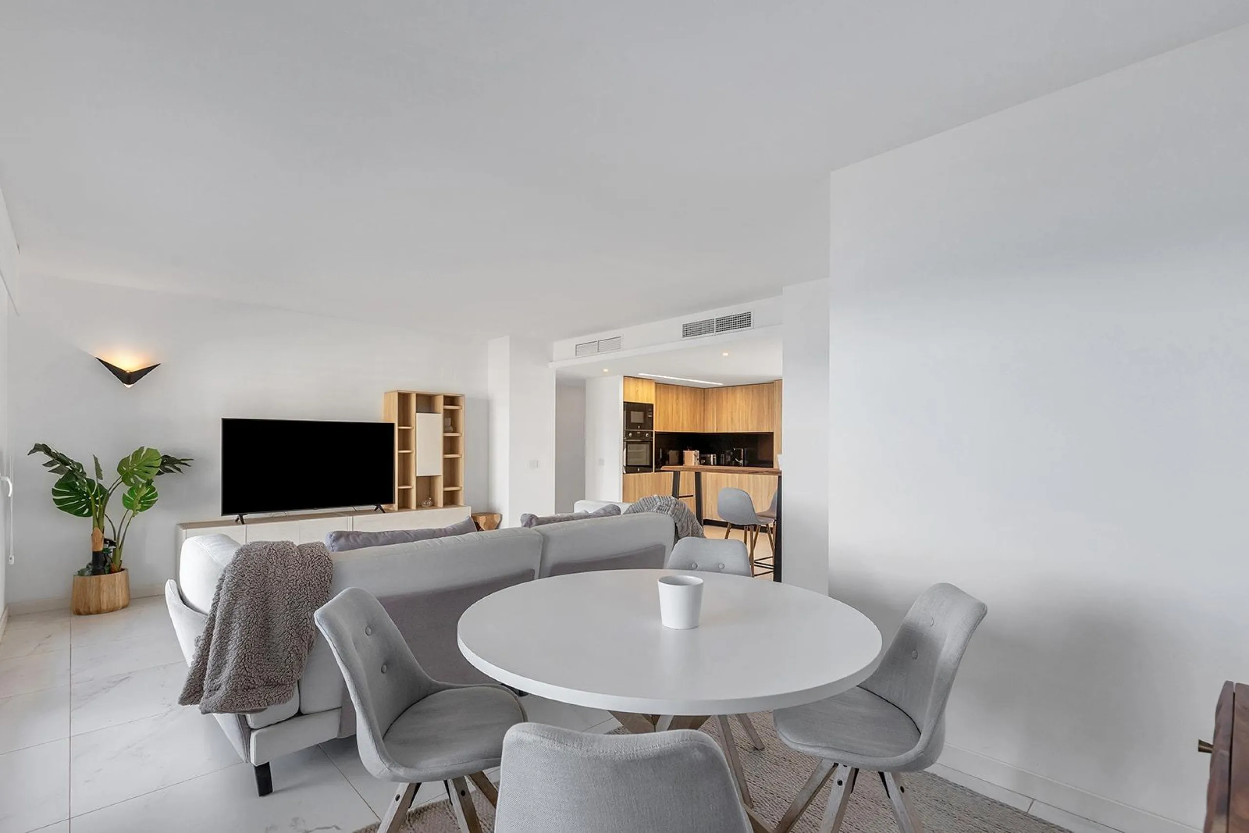 APARTMENT WITH SEA VIEWS AND DOUBLE ORIENTATION IN POSIDONIA WITH GARAGE + STORAGE INCLUDED. 2 BEDROOMS. 2 BATHROOMS.