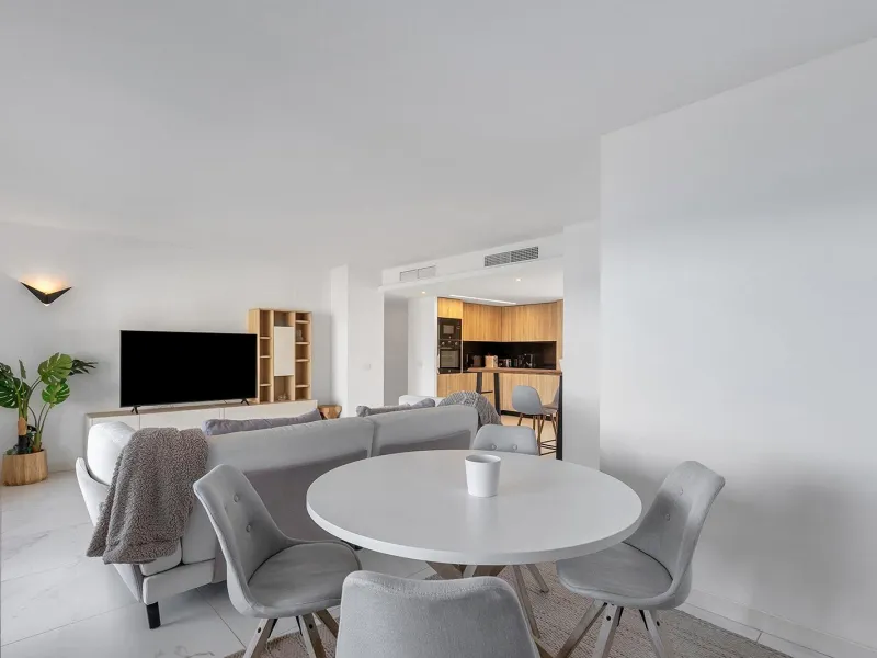 APARTMENT WITH SEA VIEWS AND DOUBLE ORIENTATION IN POSIDONIA WITH GARAGE + STORAGE INCLUDED. 2 BEDROOMS. 2 BATHROOMS.