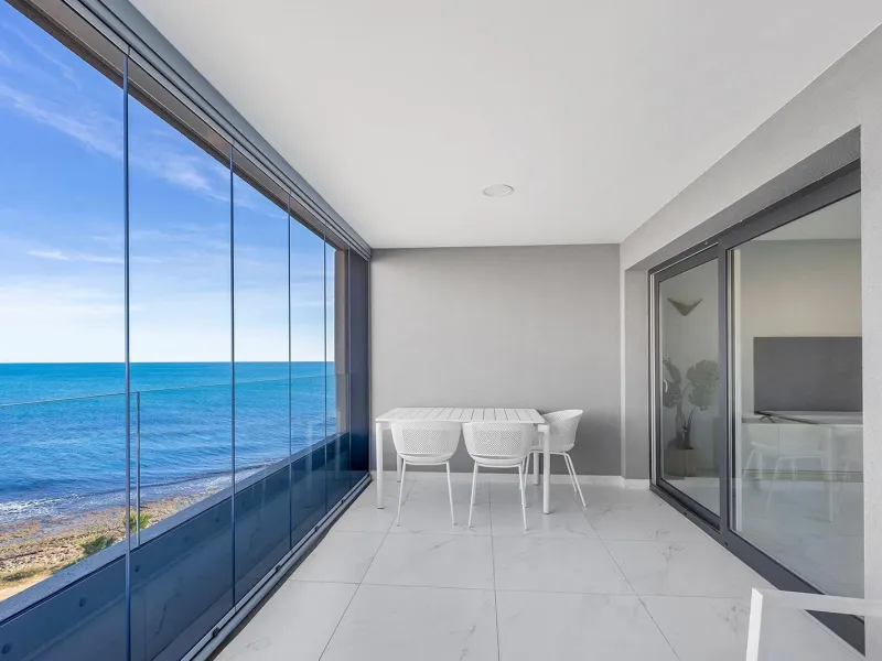 APARTMENT WITH SEA VIEWS AND DOUBLE ORIENTATION IN POSIDONIA WITH GARAGE + STORAGE INCLUDED. 2 BEDROOMS. 2 BATHROOMS.