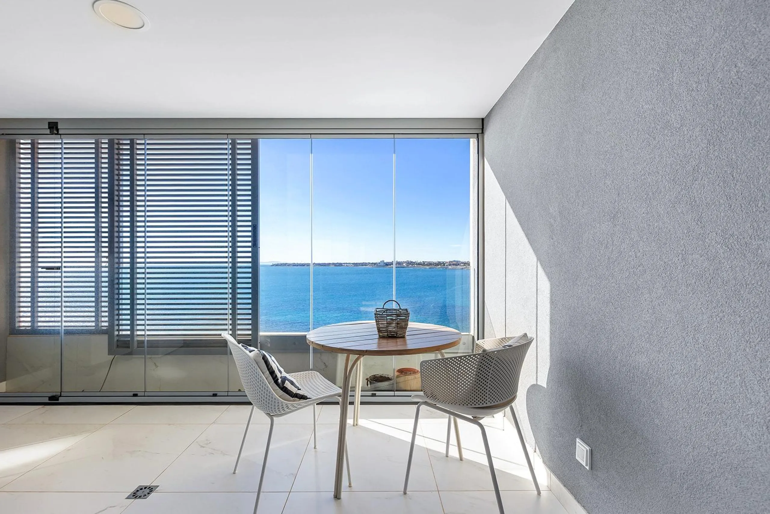 APARTMENT WITH SEA VIEWS AND DOUBLE ORIENTATION IN POSIDONIA WITH GARAGE + STORAGE INCLUDED. 2 BEDROOMS. 2 BATHROOMS.