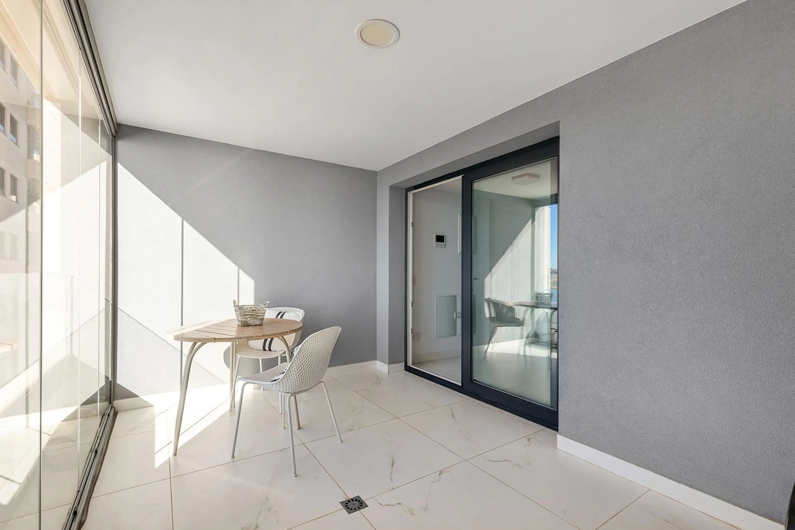 APARTMENT WITH SEA VIEWS AND DOUBLE ORIENTATION IN POSIDONIA WITH GARAGE + STORAGE INCLUDED. 2 BEDROOMS. 2 BATHROOMS.