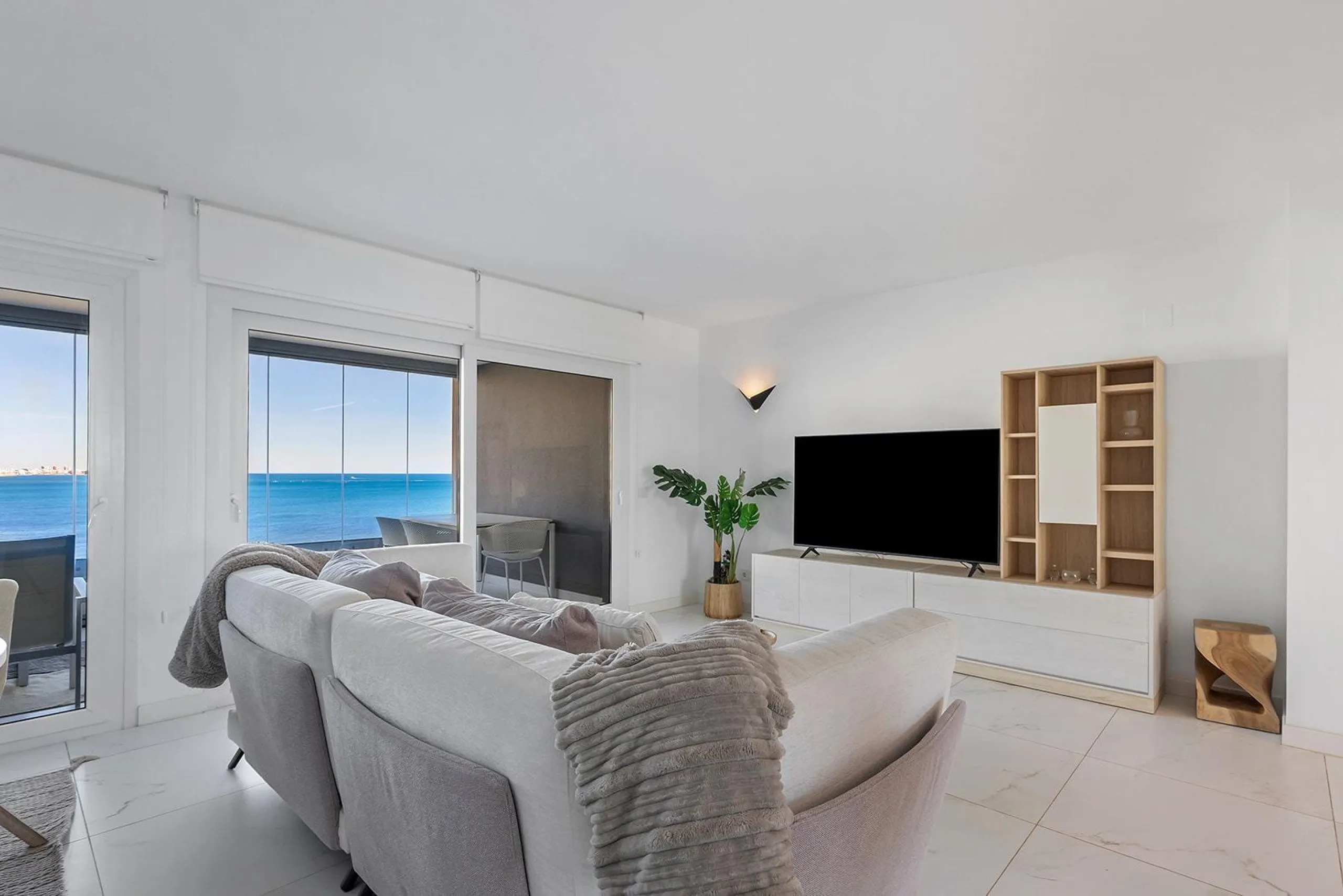 APARTMENT WITH SEA VIEWS AND DOUBLE ORIENTATION IN POSIDONIA WITH GARAGE + STORAGE INCLUDED. 2 BEDROOMS. 2 BATHROOMS.