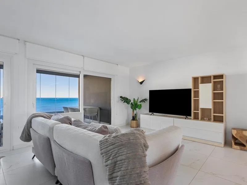 APARTMENT WITH SEA VIEWS AND DOUBLE ORIENTATION IN POSIDONIA WITH GARAGE + STORAGE INCLUDED. 2 BEDROOMS. 2 BATHROOMS.