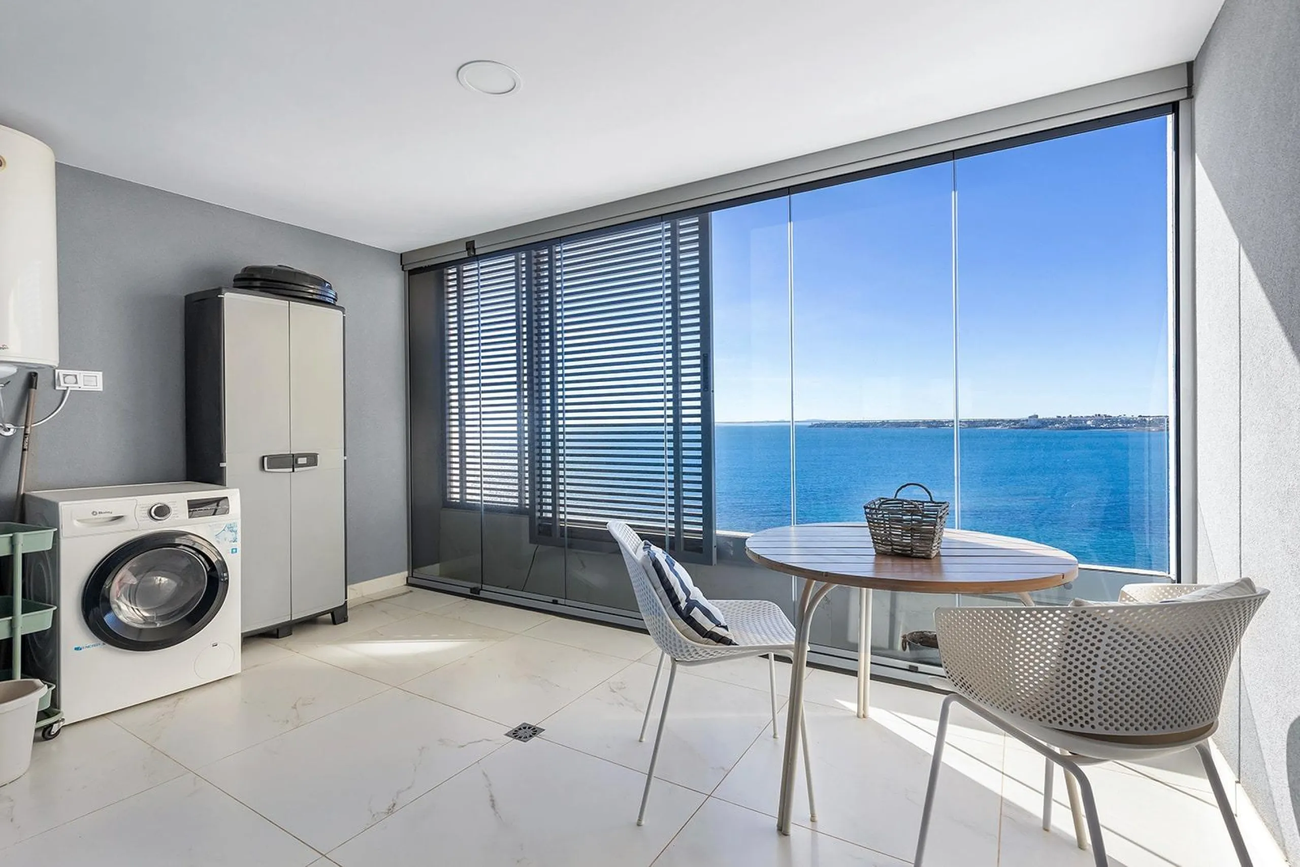APARTMENT WITH SEA VIEWS AND DOUBLE ORIENTATION IN POSIDONIA WITH GARAGE + STORAGE INCLUDED. 2 BEDROOMS. 2 BATHROOMS.