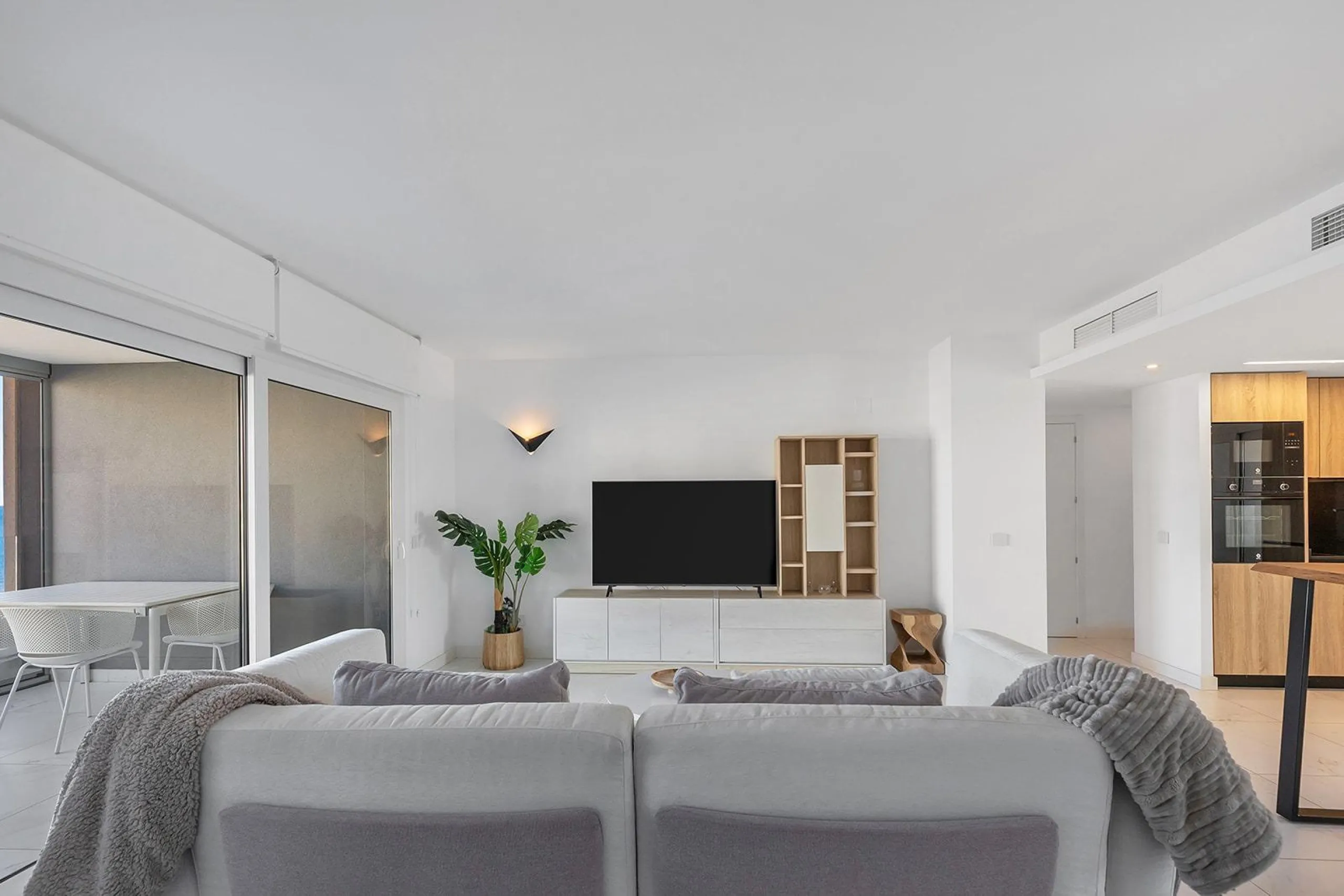 APARTMENT WITH SEA VIEWS AND DOUBLE ORIENTATION IN POSIDONIA WITH GARAGE + STORAGE INCLUDED. 2 BEDROOMS. 2 BATHROOMS.