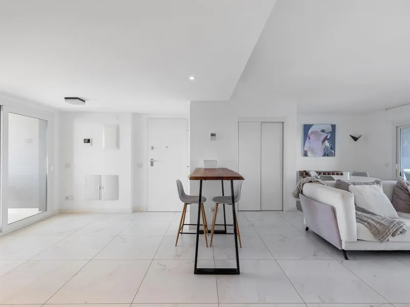 APARTMENT WITH SEA VIEWS AND DOUBLE ORIENTATION IN POSIDONIA WITH GARAGE + STORAGE INCLUDED. 2 BEDROOMS. 2 BATHROOMS.