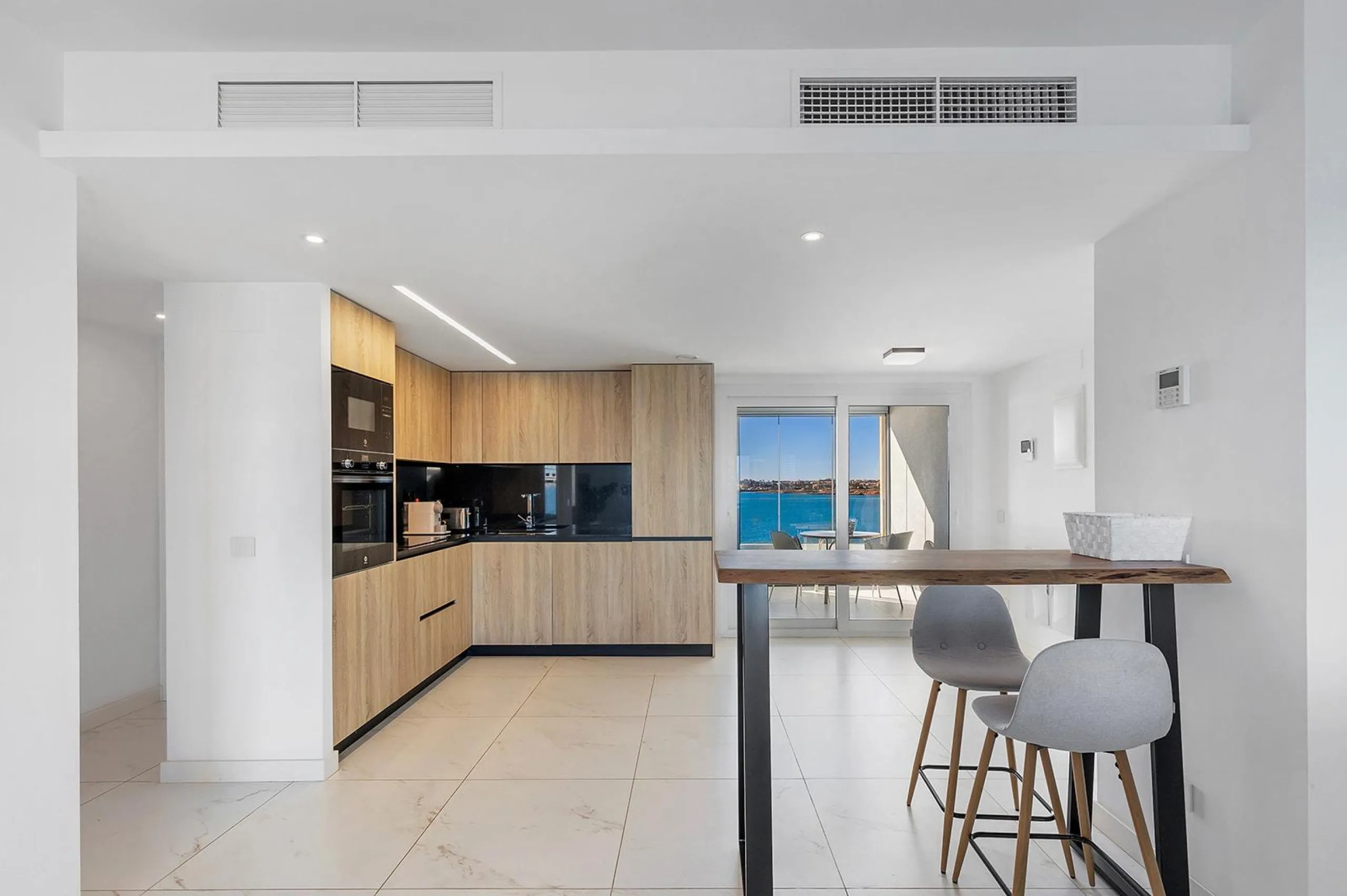 APARTMENT WITH SEA VIEWS AND DOUBLE ORIENTATION IN POSIDONIA WITH GARAGE + STORAGE INCLUDED. 2 BEDROOMS. 2 BATHROOMS.