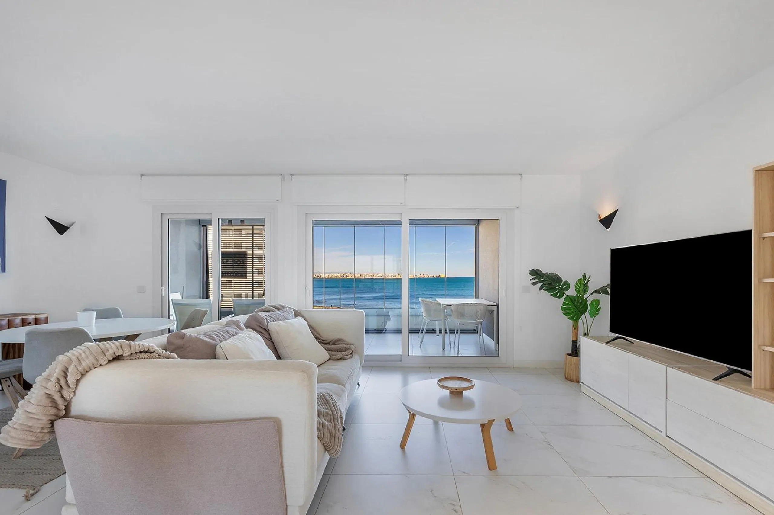 APARTMENT WITH SEA VIEWS AND DOUBLE ORIENTATION IN POSIDONIA WITH GARAGE + STORAGE INCLUDED. 2 BEDROOMS. 2 BATHROOMS.