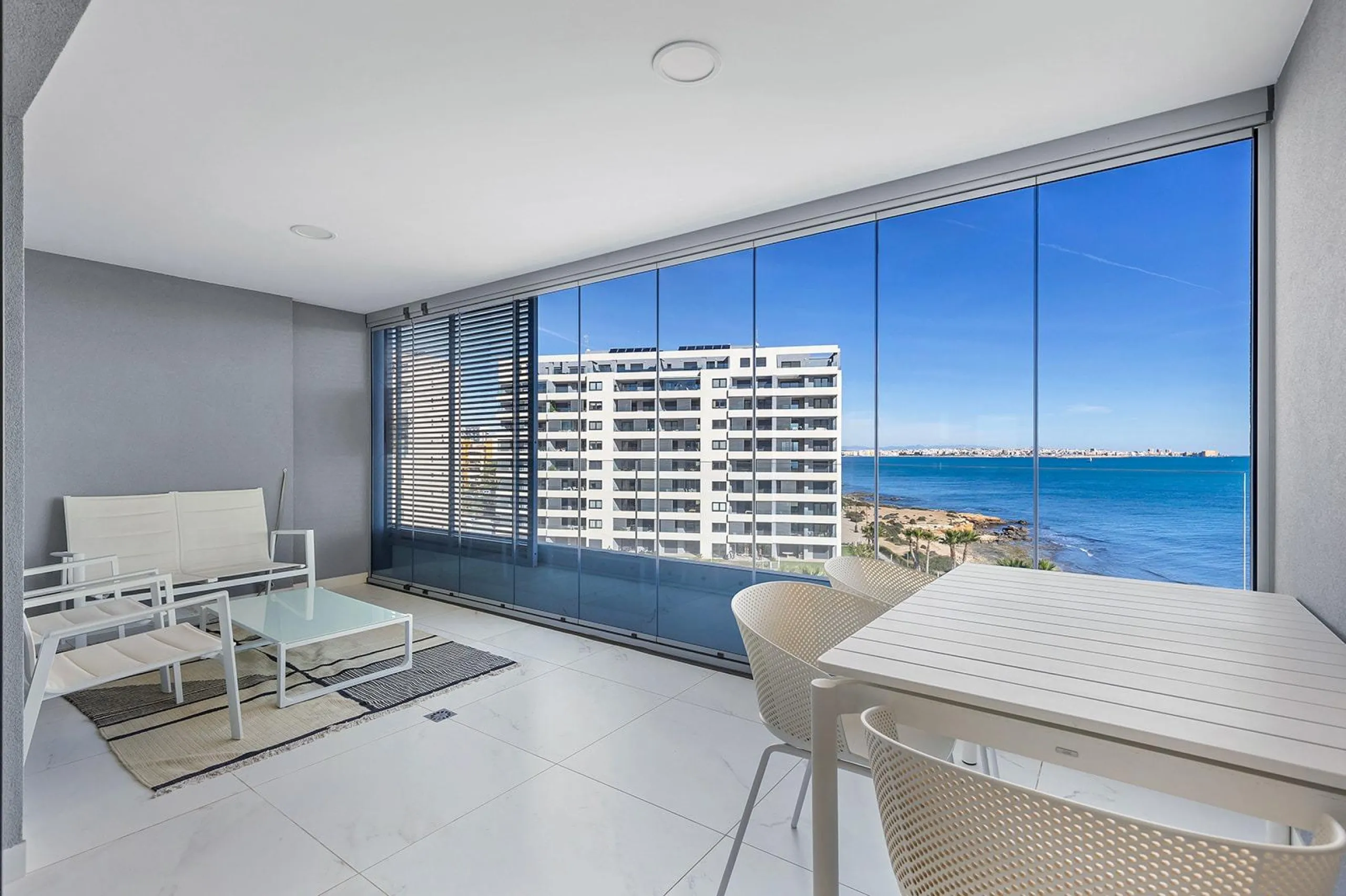 APARTMENT WITH SEA VIEWS AND DOUBLE ORIENTATION IN POSIDONIA WITH GARAGE + STORAGE INCLUDED. 2 BEDROOMS. 2 BATHROOMS.