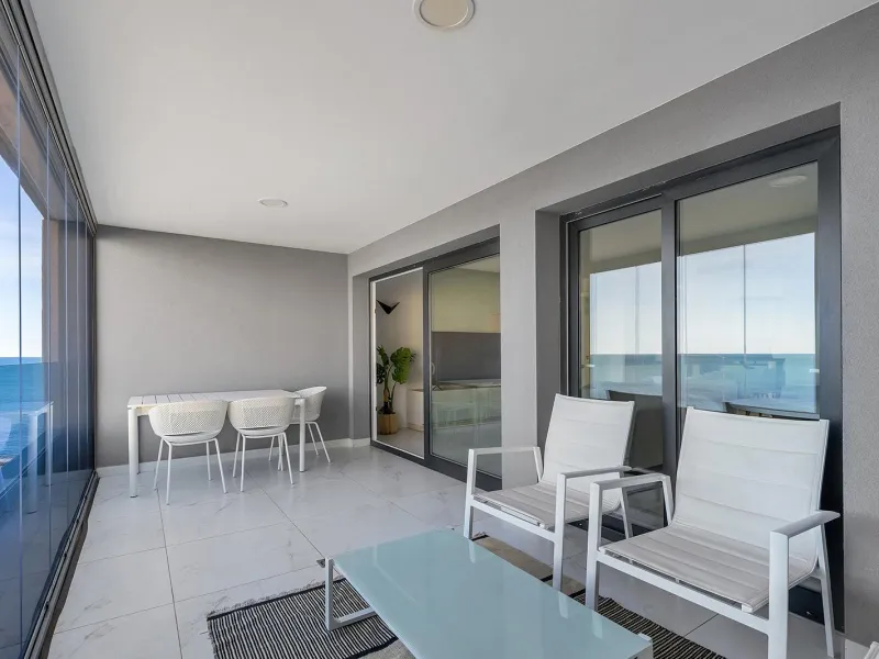 APARTMENT WITH SEA VIEWS AND DOUBLE ORIENTATION IN POSIDONIA WITH GARAGE + STORAGE INCLUDED. 2 BEDROOMS. 2 BATHROOMS.