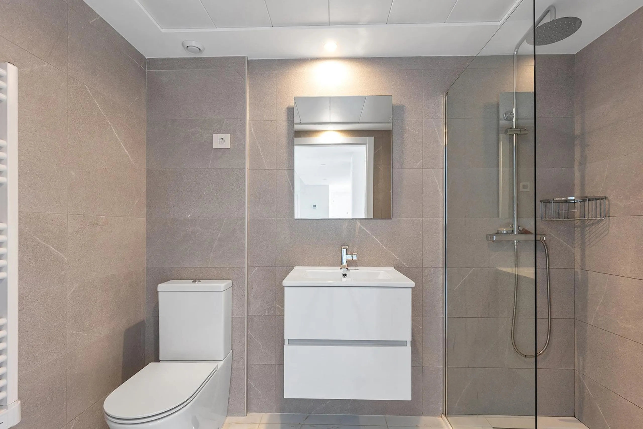 APARTMENT WITH SEA VIEWS AND DOUBLE ORIENTATION IN POSIDONIA WITH GARAGE + STORAGE INCLUDED. 2 BEDROOMS. 2 BATHROOMS.
