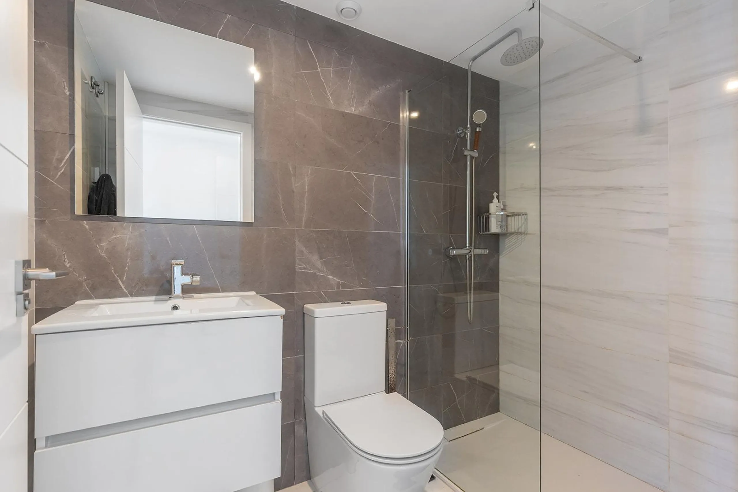 APARTMENT WITH SEA VIEWS AND DOUBLE ORIENTATION IN POSIDONIA WITH GARAGE + STORAGE INCLUDED. 2 BEDROOMS. 2 BATHROOMS.