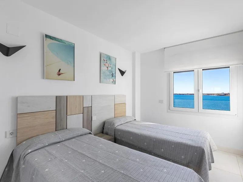 APARTMENT WITH SEA VIEWS AND DOUBLE ORIENTATION IN POSIDONIA WITH GARAGE + STORAGE INCLUDED. 2 BEDROOMS. 2 BATHROOMS.