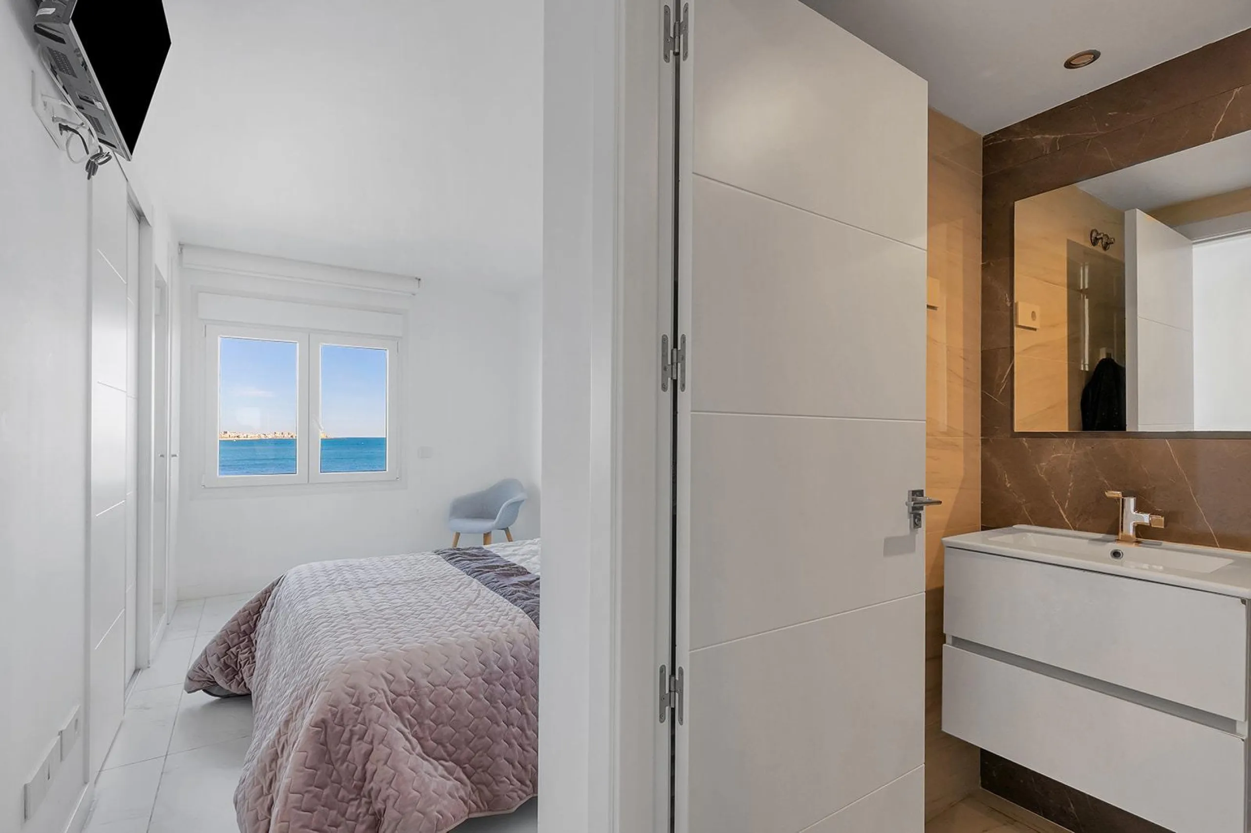 APARTMENT WITH SEA VIEWS AND DOUBLE ORIENTATION IN POSIDONIA WITH GARAGE + STORAGE INCLUDED. 2 BEDROOMS. 2 BATHROOMS.